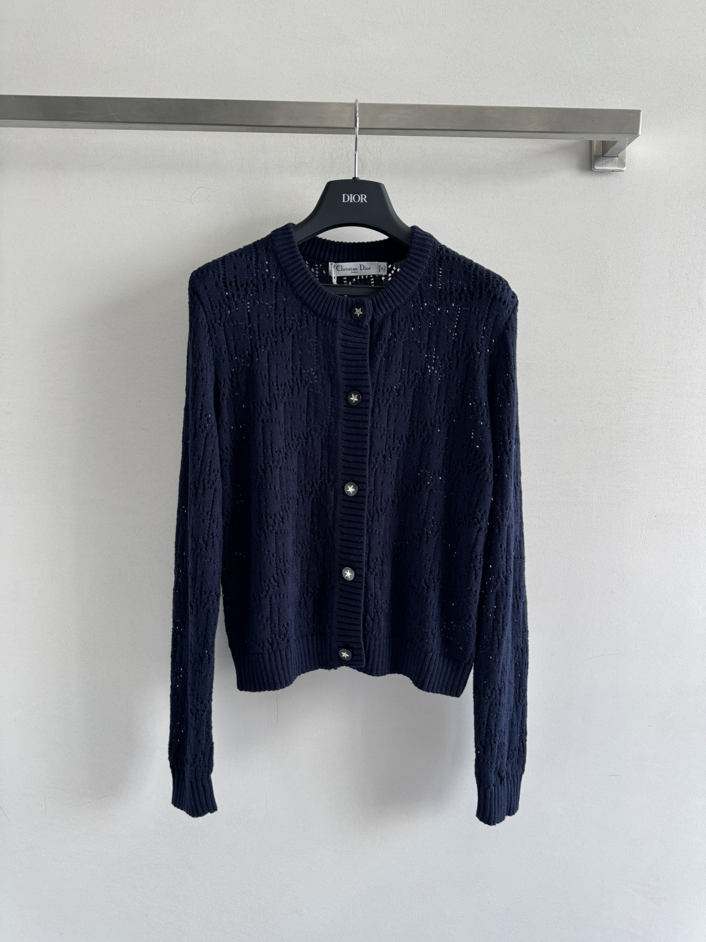 NO:508891,Dio*25FW's new hollow long-sleeved knitted cardigan has a very textured weaving process, single row of exquisite five-pointed star buttons, paired with five-pointed star letters on the back, the recognition is very high, simple and generous, and it is comfortable and versatile for daily use. It is easy to wear three-color SML, dior, alexander wang19860909Dio*25FW新款镂空长袖针织开衫镂空的编织工艺很有肌理感,单排精致五角星纽扣 搭配背后五角星字母点缀,辨识度很高简洁大方,日常舒适百搭好穿三色SML,,dior,alexander wang,Women's clothing