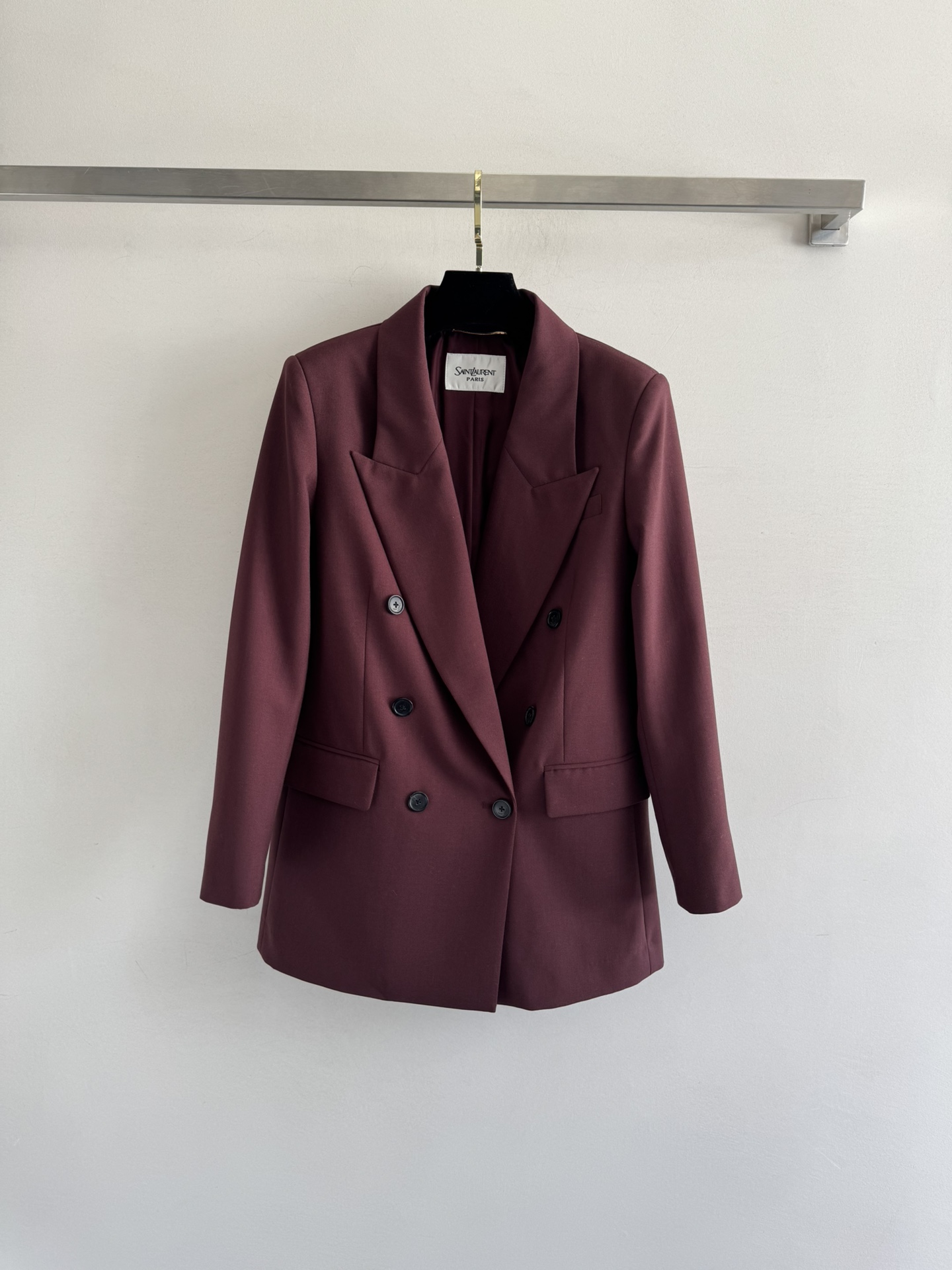 NO:508896,SAINTLAUREN*25FW new double-breasted wool suit jacket. The classic style is very formal and decent. The shoulder pad + waffle collar design not only decorates the body but also enhances temperament. It is easy to match with a black base shirt. The upper body is full of high-end feeling. The aura is simple, harmonious and fashionable. It is comfortable and comfortable to wear during daily commuting!  Essentials in the workplace~SML, saint laurent, jackets & coats, alexander wang19860909SAINTLAUREN*25FW新款双排扣羊毛西服外套 经典的版型很正式得体 垫肩+戗驳领的设计 既修饰身形又很提气质 轻松搭配黑色打底衫 上身满满的高级感 气场拉满简单和谐又时尚 日常通勤穿舒适又自在！职场必备～SML,,saint laurent,jackets & coats,alexander wang,Women's clothing