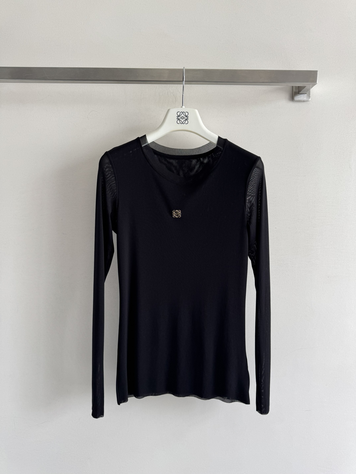 NO:534577,LOEW*25 autumn and winter new base shirt fabric is slightly transparent, the upper body is soft and comfortable basic close-fitting, with a small logo embellishment, and it is more exquisite, with a little age-reducing tricks and playful. A model that cannot be missed whether it is base or worn alone. It is a model of SMML,,loewe,alexander wang19860909LOEW*25秋冬新款打底衫面料质地微透 上身柔软舒适基础贴身版型,采用小logo点缀更为精致 带点减龄小心机小俏皮 无论打底或单穿都不能错过的一款ＳＭＬ,,loewe,alexander wang,Women's clothing