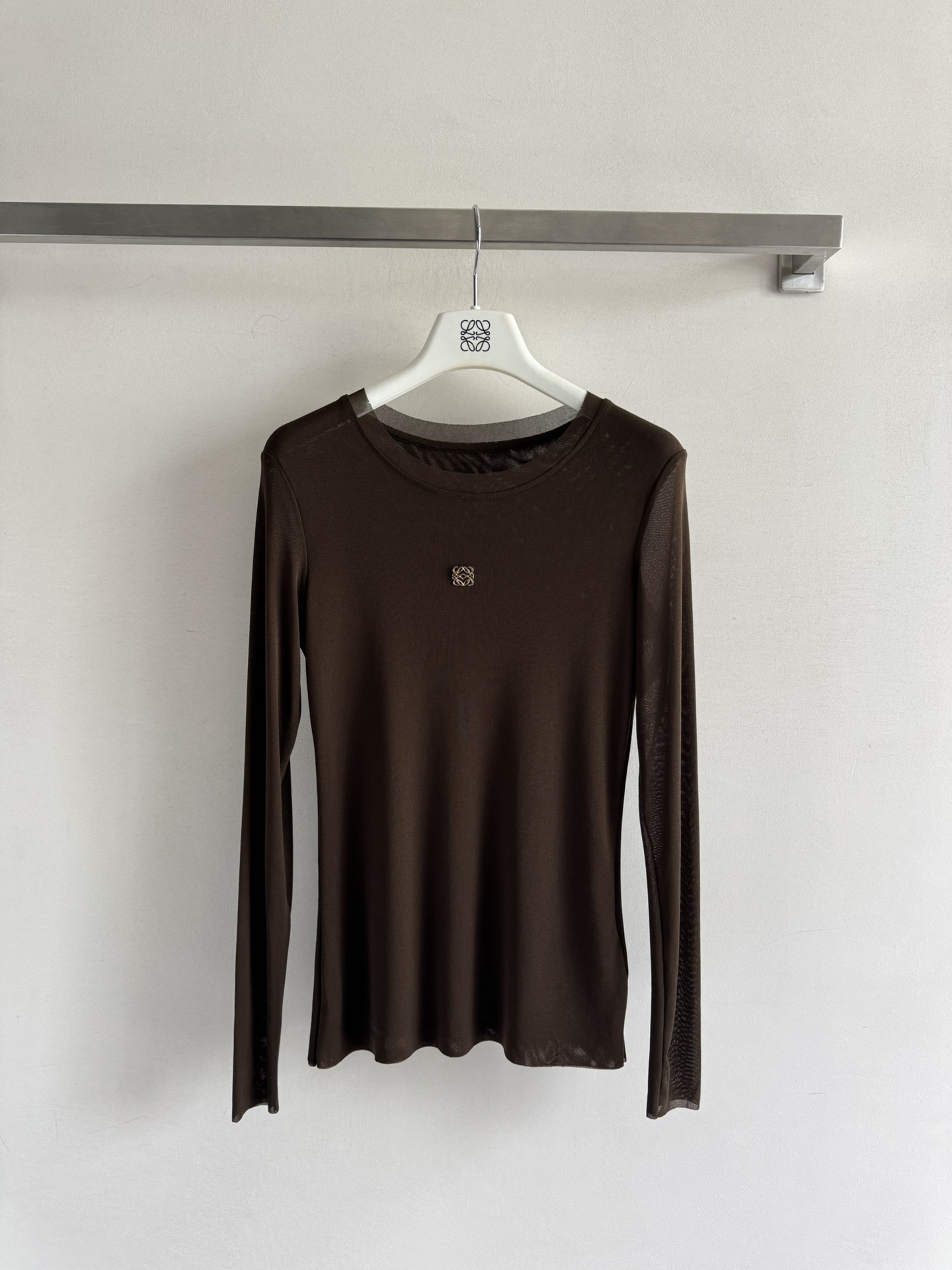 NO:534585,LOEW*25 autumn and winter new base shirt fabric is slightly transparent, the upper body is soft and comfortable basic close-fitting, with a small logo embellishment, and it is more exquisite, with a little age-reducing tricks and playful. A SML-,,loewe,alexander wang that you can't miss whether you are under the base or wearing it alone.19860909LOEW*25秋冬新款打底衫面料质地微透 上身柔软舒适基础贴身版型,采用小logo点缀更为精致 带点减龄小心机小俏皮 无论打底或单穿都不能错过的一款ＳＭＬ-,,loewe,alexander wang,Women's clothing