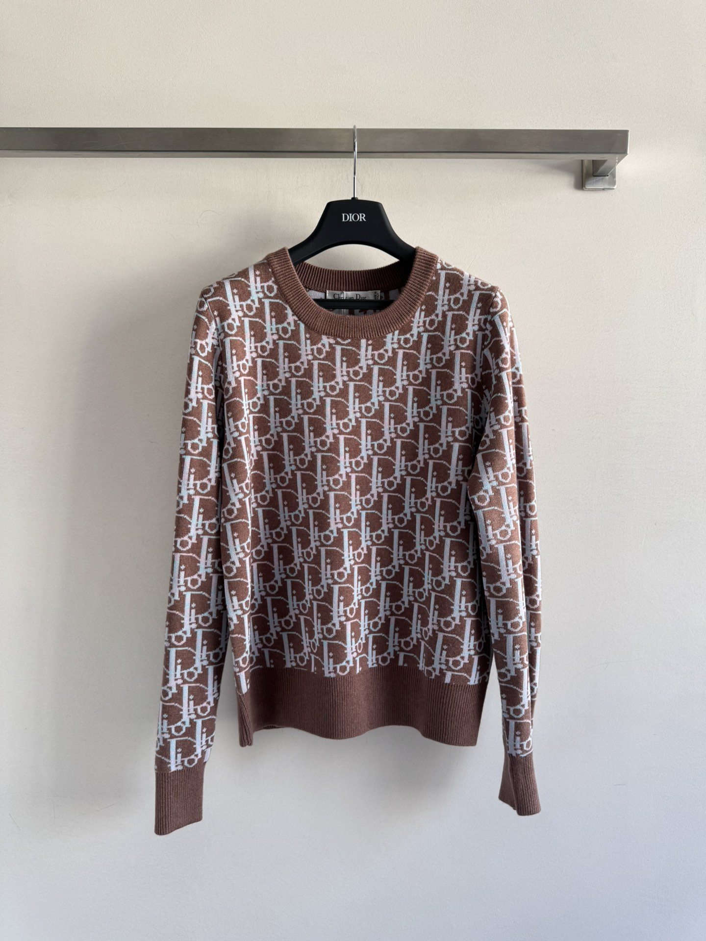 NO:535286,DIO*25FW new pullover sweater, covered with LOGO letter printed decoration, round neck is simple and versatile, soft and comfortable, full and delicate woven surface, gentle and gentle, regular version, free and unrestrained, and can be worn on daily commuting!  3 colors SML, dior, alexander wang19860909DIO*25FW新款套头针织衫 布满LOGO字母印花装饰 圆领简洁百搭,质感柔软舒适,织面饱满细腻上身显温柔气质 常规版型上身自在无束缚,日常通勤都可穿！3色SML,,dior,alexander wang,Women's clothing