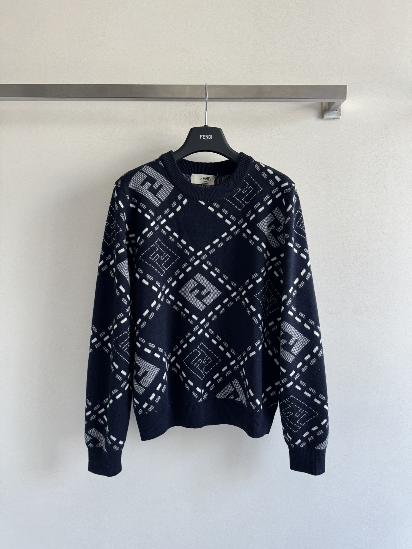 NO:535281,FEND*25FW new pullover sweater, covered with LOGO letter printed decoration, round neck is simple and versatile, soft and comfortable, full and delicate woven surface, gentle and gentle, regular version, upper body is free and unrestrained, and can be worn on daily commuting!  3 colors SML, fendi, alexander wang19860909FEND*25FW新款套头针织衫 布满LOGO字母印花装饰 圆领简洁百搭,质感柔软舒适,织面饱满细腻上身显温柔气质 常规版型上身自在无束缚,日常通勤都可穿！3色SML,,fendi,alexander wang,Women's clothing