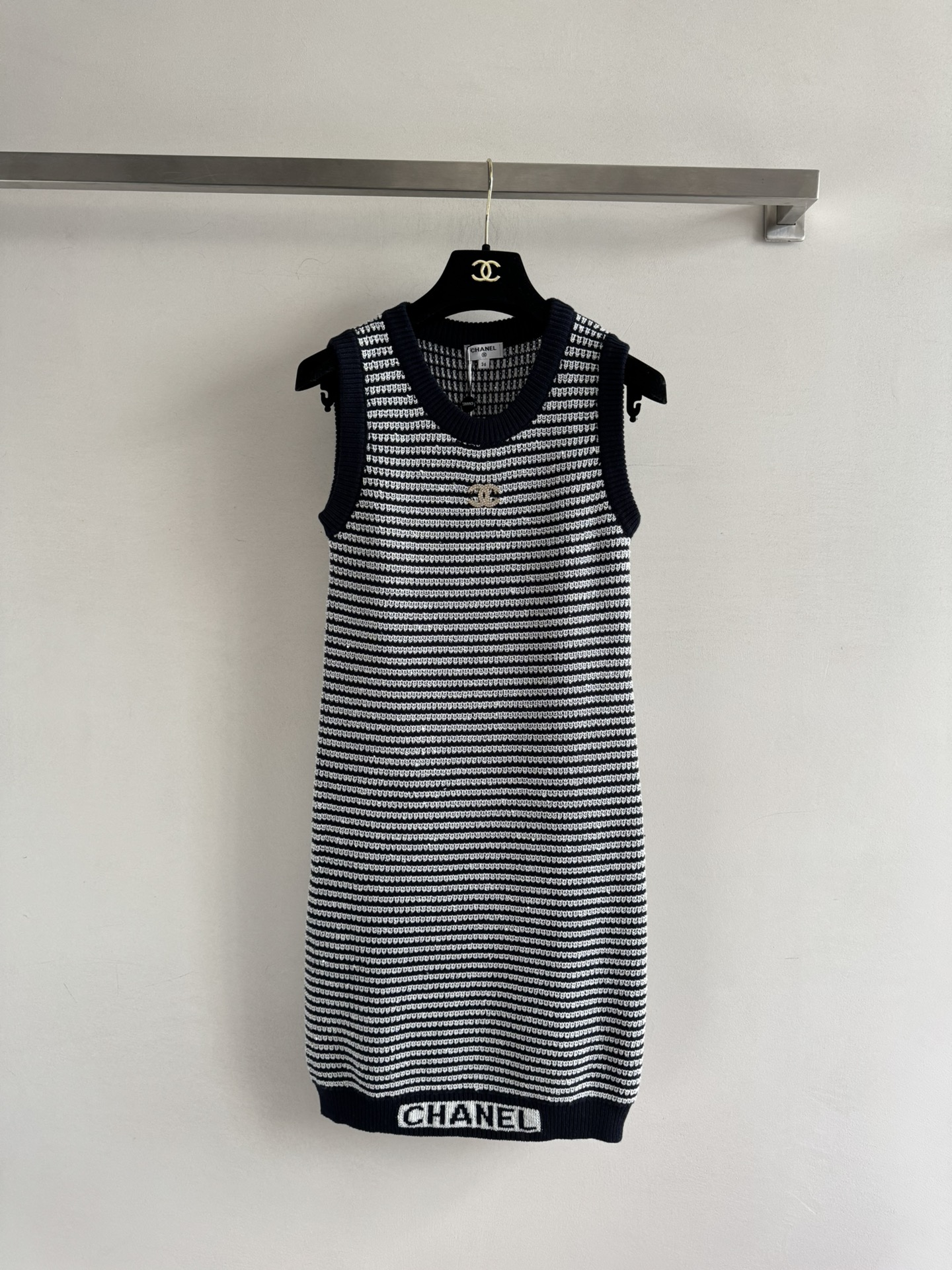 NO:535312,CHANE*25 autumn and winter sequin striped knitted vest skirt round neck contrasting letter jacquard design, chest logo embellishment, the upper body looks beautiful and slim and comfortable, versatile and not lose its aura, healing color is so touching, temperament and gentle three-color SML, chanel, skirts, alexander wang19860909CHANE*25秋冬亮片条纹针织背心裙圆领撞色字母提花设计,胸前logo点缀,上身好看又显瘦舒适 百搭又不失灵气,治愈颜色太心动了气质又温婉三色SML,,chanel,skirts,alexander wang,Women's clothing