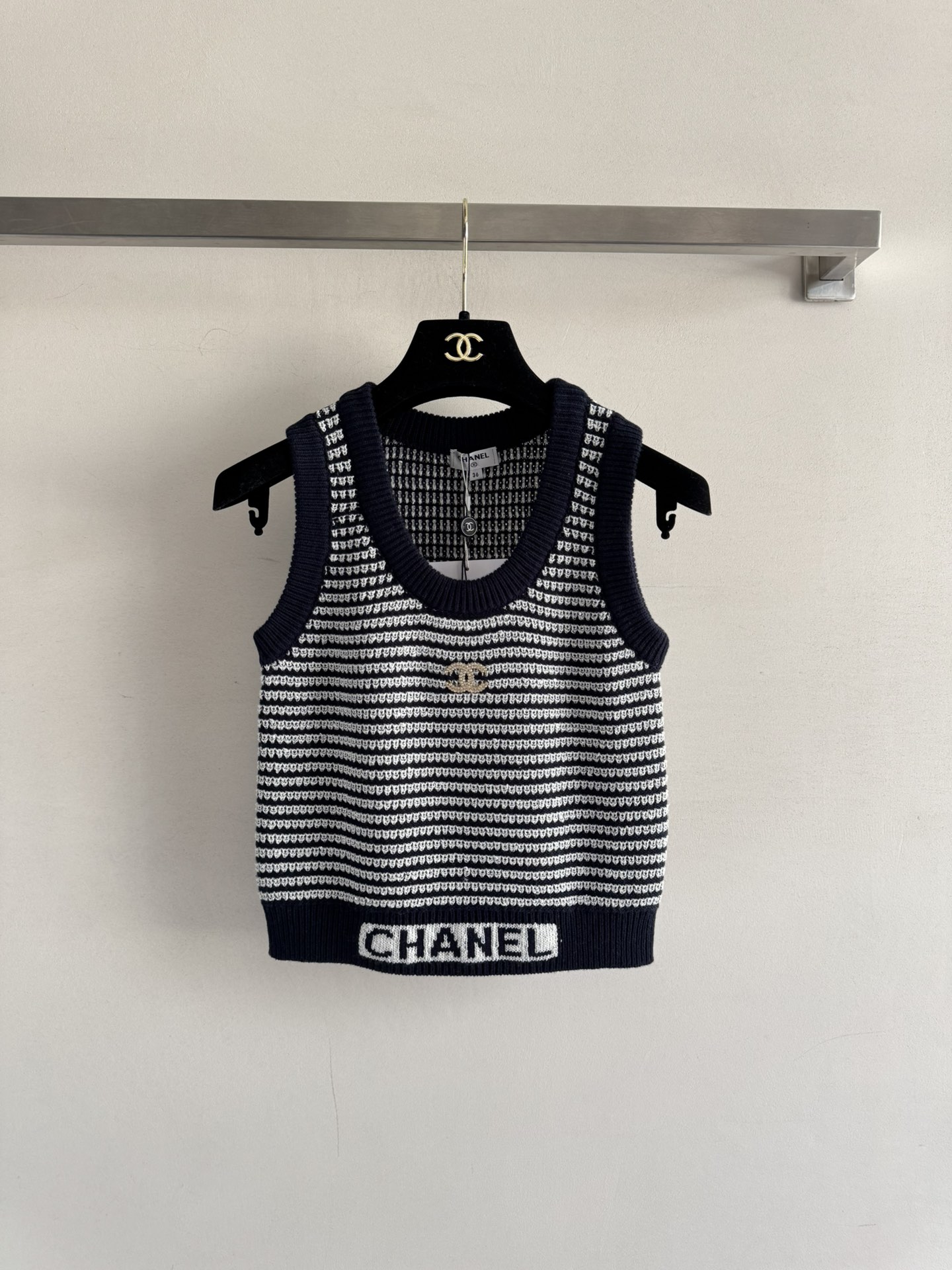 NO:535315,CHANE*25 autumn and winter sequin striped knitted vest round neck contrasting letter jacquard design, chest logo embellishment, the upper body looks beautiful and slim and comfortable, versatile and not lose its aura, healing color is so touching, temperament and gentle three-color SML, chanel, alexander wang19860909CHANE*25秋冬亮片条纹针织背心圆领撞色字母提花设计,胸前logo点缀,上身好看又显瘦舒适 百搭又不失灵气,治愈颜色太心动了气质又温婉三色SML,,chanel,alexander wang,Women's clothing