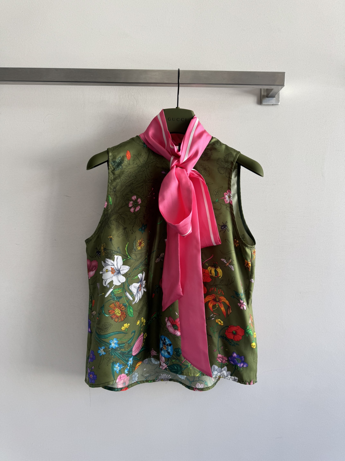 NO:536323,Gucc*25FW new streamer sleeveless shirt with a romantic atmosphere, fresh and retro prints, the regular style is super beautiful with contrasting collar and streamers, eye-catching and fashionable, low-key and luxurious perfect interpretation of slack and film, which is definitely the focus of the audience SMLSML-,,gucci,shirts,alexander wang19860909Gucc*25FW新款飘带无袖衬衫花衬衫自带浪漫氛围,印花清新又复古,常规版型搭配撞色领和飘带超级美腻 吸睛又时尚 低调奢华的完美诠释松弛又出片,妥妥成为全场焦点SMLSML-,,gucci,shirts,alexander wang,Women's clothing