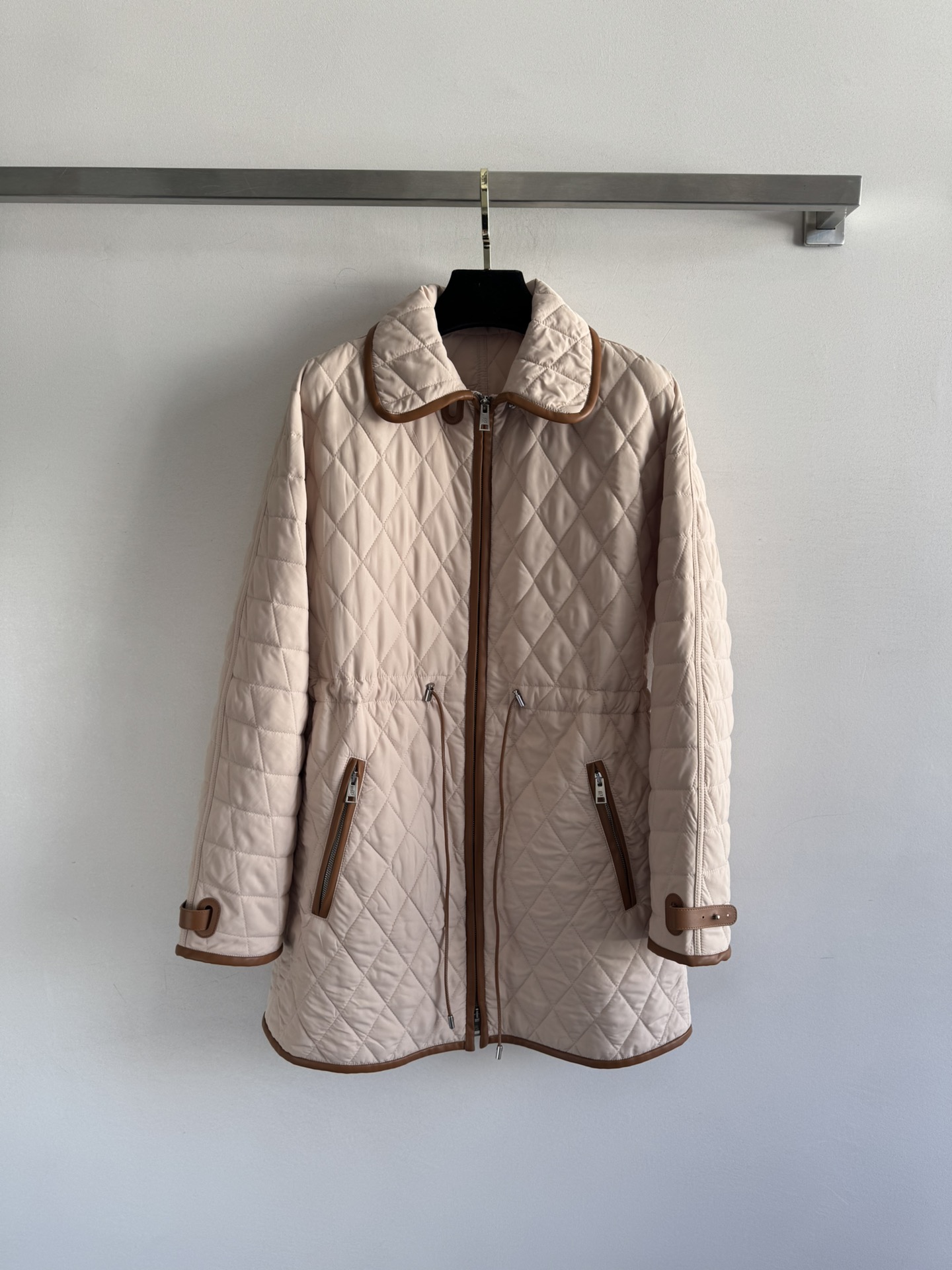 NO:536332,Ralph Laure*25 new drawstring cotton jacket classic mid-length fit + glossy fabric, the upper body has a very good effect!  When commuting and shopping, you are very proud and elegant, and you can hide your flesh and look slimming. It is high-end and lazy to wear in autumn and winter. It is a magazine-like SML-, loro piano, alexander wang19860909Ralph Laure*25新款抽绳棉服经典中长版型+微光泽面料,上身立马纸片人效果！通勤逛街都超抬气质,藏肉显瘦一绝～秋冬穿它高级又慵懒,随手一拍都是杂志感SML-,,loro piana,alexander wang,Women's clothing