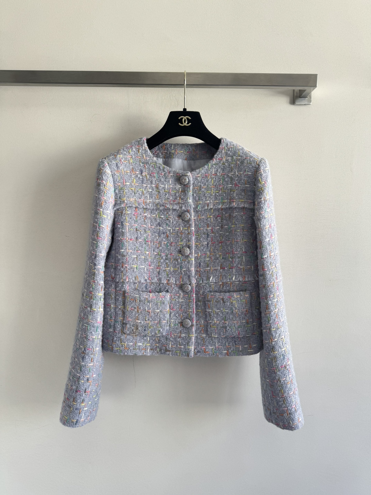 NO:536335,CHANE* small fragrance style 25FW new rich and famous tweed jacket This tweed jacket is both practical and elegant, which is suitable for low-key exquisite handmade lace and chain details. It can be matched with pearl jewelry or metal accessories to enhance the romantic and light luxury. Commuting high sweater + straight jeans. Versatile fashion. Dating silk dress with a more advanced texture and brighten the overall beauty. A must-have for white and rich in autumn and winter~SML, chanel, skirts, jeans, jackets & coats, sweaters, real silk, alexander wang19860909CHANE*小香风25FW新款富家名媛千金粗花呢外套 这件粗纺外套兼具实用与优雅即适合低调精致手工花边和链条细节可搭配珍珠饰品或金属感配饰,强化浪漫轻奢感,通勤选高毛衣+直筒牛仔裤 百搭时尚 约会内搭真丝连衣裙 质感更显高级 提亮整体 秋冬白富美必备～SML,,chanel,skirts,jeans,jackets & coats,sweaters,real silk,alexander wang,Women's clothing