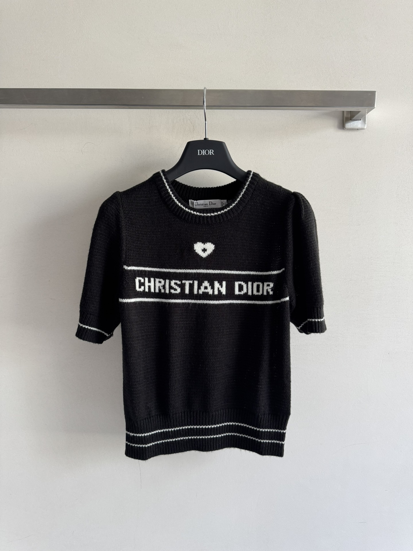 NO:544476,Dio*25FW new short-sleeved knitted sweater with love letters on the chest, which is very recognizable and simple, and the soft and glutinous fabric is very comfortable. Wear three-color SML, dior, T-shirt, alexander wang19860909Dio*25FW新款短袖针织衫胸前爱心字母点缀,辨识度很高简洁大方,软软糯糯的面料舒服极了 日常百搭好穿三色SML,,dior,T-shirt,alexander wang,Women's clothing