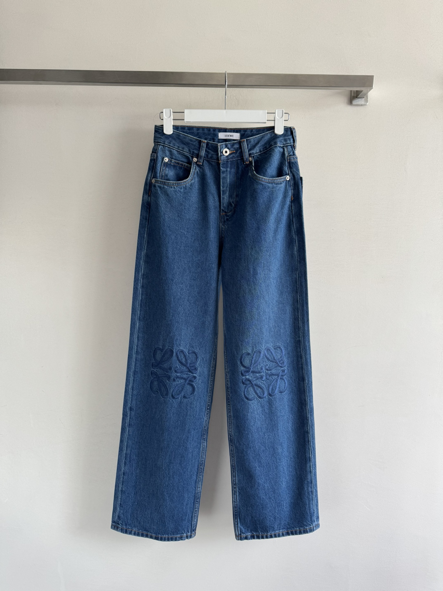 NO:544484,LOEW*25FW new jean trousers, with classic LOGO decoration design, it looks not monotonous and trendy, it is so eye-catching, retro blue wash, straight cut, easy to hide flesh, all kinds of leg shapes can be controlled, small thick legs are versatile, showing long legs can be worn everyday SML, loewe, alexander wang19860909LOEW*25FW新款牛仔长裤,采用经典LOGO装饰设计显得不单调且潮流,狠狠的被吸眼球,复古蓝色洗水 版型直筒剪裁,轻松藏肉各种腿型都可以驾驭,小粗腿的福音百搭显腿长日常可穿SML,,loewe,alexander wang,Women's clothing