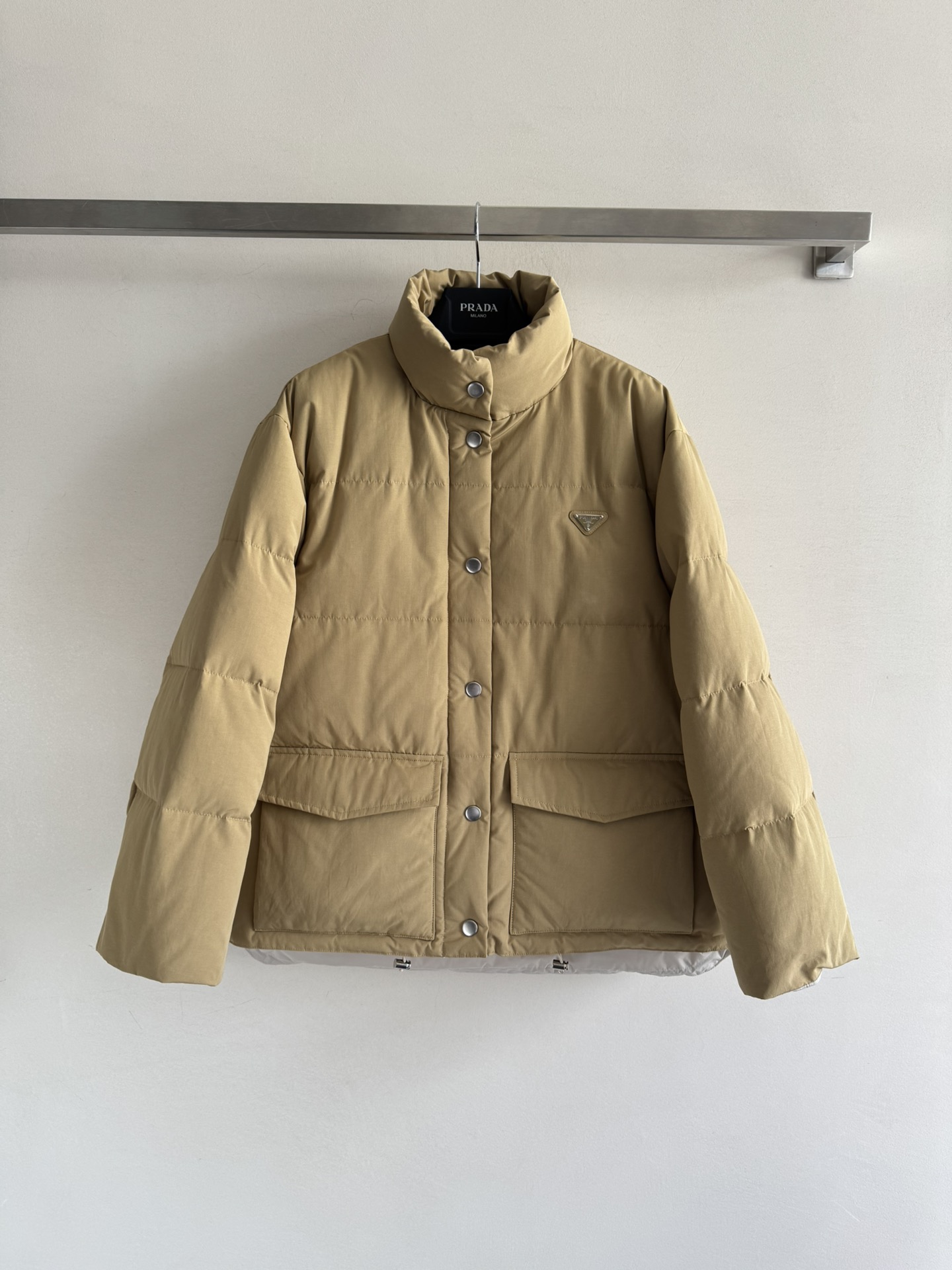 NO:544464,With dust bag Prad*25 autumn and winter new stand-up collar down jacket jacket Customized YB imported fabrics Clever and stylish Quality Lapel down jacket jacket Zipper snap button open and close laces Slimming and fashionable Double-side flip pocket decoration Practical and convenient Top body is cool and handsome Loose style Top body is fashionable and versatile, showing sweet and cool style Down filling Excellent warmth Fashion choice for autumn and winter ~SML,,prada, jackets & coats,down jacket,alexander wang19860909配防尘袋Prad*25秋冬新品立领羽绒服外套 定制YB进口面料 质感挺括有型 品相 翻领羽绒服外套 拉链按扣开合衣襟 显瘦洋气 双侧翻盖口袋装饰 实用便捷 上身飒爽帅气 宽松版型上身时髦百搭 尽显甜酷帅气风格 羽绒填充 保暖性优良 秋冬时尚潮流之选～SML,,prada,jackets & coats,down jacket,alexander wang,Women's clothing