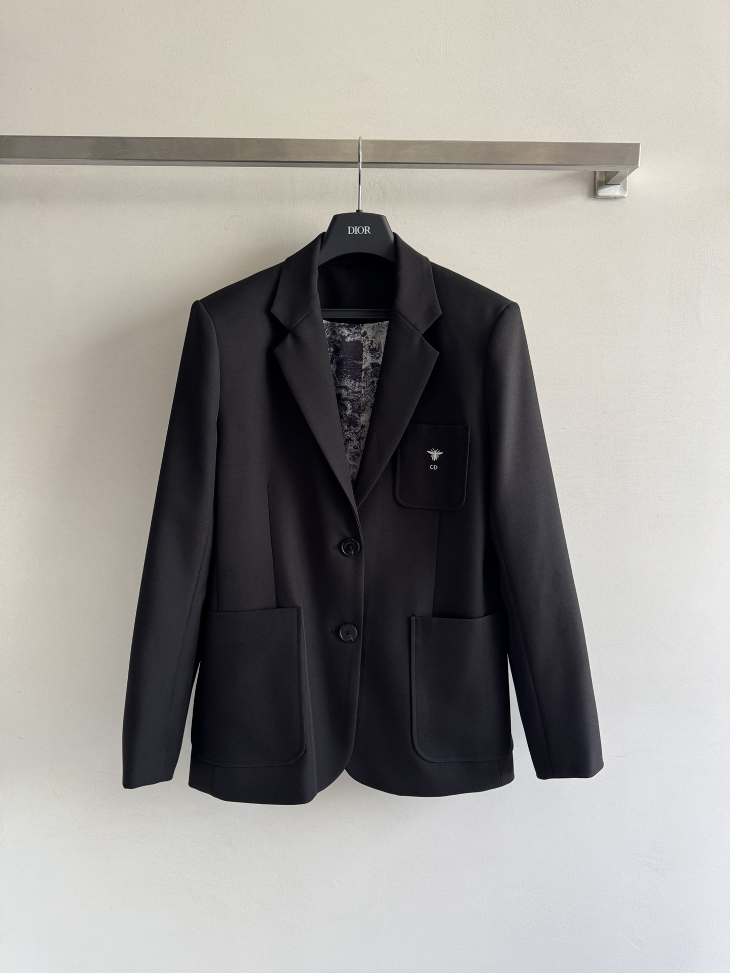 NO:545554,DIO*25FW new suit jacket Regular style, cut and smooth, shoulder pad lapel design, three-dimensional slit on the back waist to modify the body, simple and atmospheric, chest pocket bee embroidery embellishment, highlight the brand style, low-key and luxurious texture, relaxed upper body, show high-inspired temperament~SML,,dior, jackets & coats,business suit,alexander wang19860909DIO*25FW新款西装外套 常规版型 裁剪垂顺流畅 垫肩翻领设计 后腰立体开衩修饰身形 简约大气 胸前口袋蜜蜂刺绣点缀 彰显品牌格调 质感低调奢华 上身穿出松弛感 展现高知气质～SML,,dior,jackets & coats,business suit,alexander wang,Women's clothing