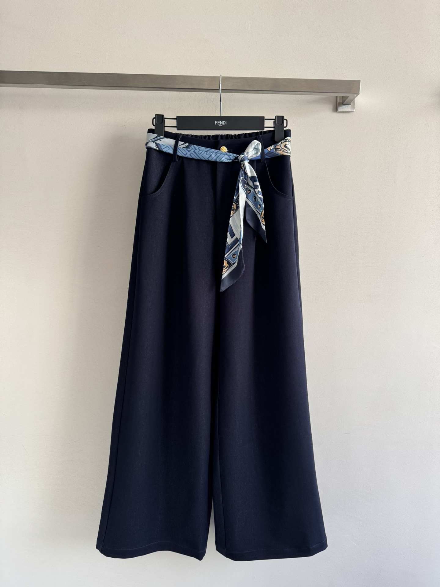 NO:545566,Fend*25FW new silk scarf wide-leg trousers customized YB imported cotton material, good breathability, soft and skin-friendly, whole enzyme washing process, retro dark blue makes the texture more textured, back pocket letter embroidery pattern embellishment, highlighting the brand style and fashion temperament, waist and hip ribbon highlights playful vitality, design details echo up and down, recommended complete sets of outfits are more coordinated and advanced, fashionable and fashionable, strongly recommended a set of SML, fendi, alexander wang19860909Fend*25FW新款丝巾阔腿长裤 定制YB进口人棉材质,透气性佳,柔软亲肤,通体酵素水洗工艺,复古深蓝更显质感,后口袋字母刺绣图案点缀,彰显品牌格调和时尚气质,腰胯丝带凸显俏皮活力,设计细节上下呼应,推荐成套穿搭出行更为协调高级,时髦洋气,强烈推荐一套SML,,fendi,alexander wang,Women's clothing