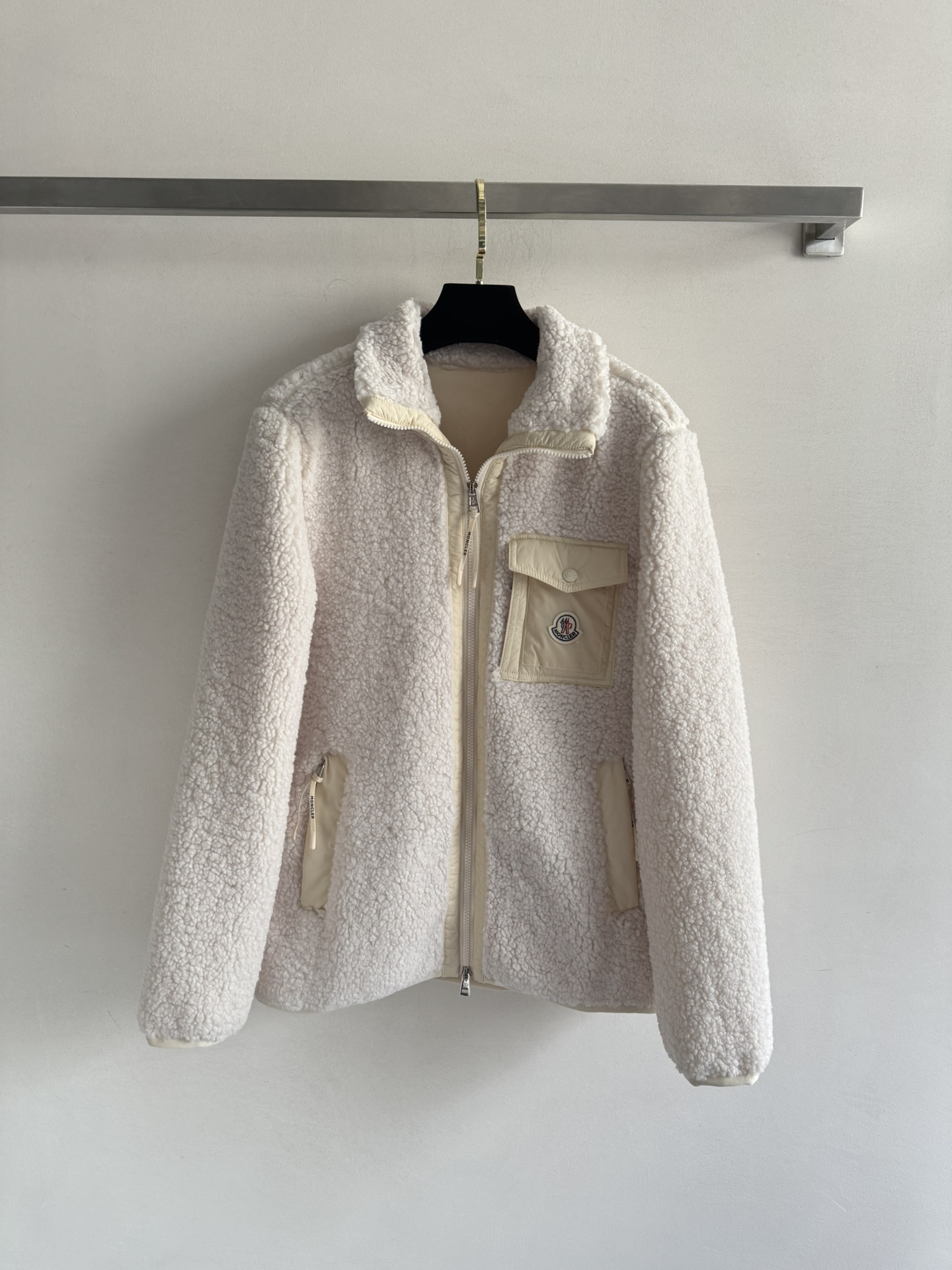 NO:565528,Moncle*FW25 new lamb wool jacket is a jacket with plush texture and warm attributes. The classic and attractive style combined with rich details outlines a heart-pounding hazy beauty!  The loose version is the same for men and women, with a chest pocket LOGO design, and the upper body is clean and neat, showing a sense of sophistication!  Let you shine with your unique charm in the cold season. It is increasingly becoming the first choice of contemporary young people as a must-have item for winter. SML, jackets & coats, alexander wang19860909Moncle*FW25新款羊羔毛外套自带毛绒质感和温暖属性的外套 经典耐看的版型结合丰富的细节勾勒出令人怦然心动的朦胧美感！宽松的版型 男女同款 搭配胸前口袋LOGO设计,上身干净利落 彰显精致感！让你在寒冷的季节中闪耀出独特的魅力越来越成为当代年轻人的首选的入冬必备好物SML,,jackets & coats,alexander wang,Women's clothing