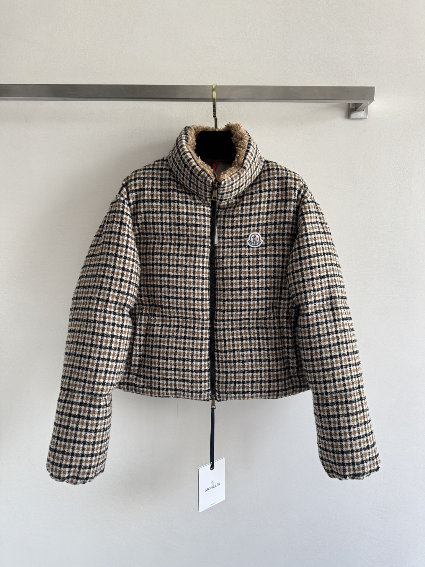 NO:547319,With dust bag Moncle*25FW new standing collar down jacket collar, lamb fleece splicing on the upper body feels soft, warm and warm, long-lasting energy storage chest classic logo decoration, highlighting the brand's style, double zipper design is more convenient to wear, the first choice for layering against cold and windproof, Maillard's houndstooth design has a winter retro atmosphere, it is a must-have SML-, down jacket, alexander wang19860909配防尘袋Moncle*25FW新款立领羽绒服领口的内里使用羊羔毛拼接上身触感柔软 保暖锁温,长效蓄能胸口经典标识装饰 彰显品牌格调双拉链设计更便捷穿搭 御寒防风叠穿首选 美拉德色系的千鸟格设计超有冬日复古氛围感,简直衣橱必备SML-,,down jacket,alexander wang,Women's clothing