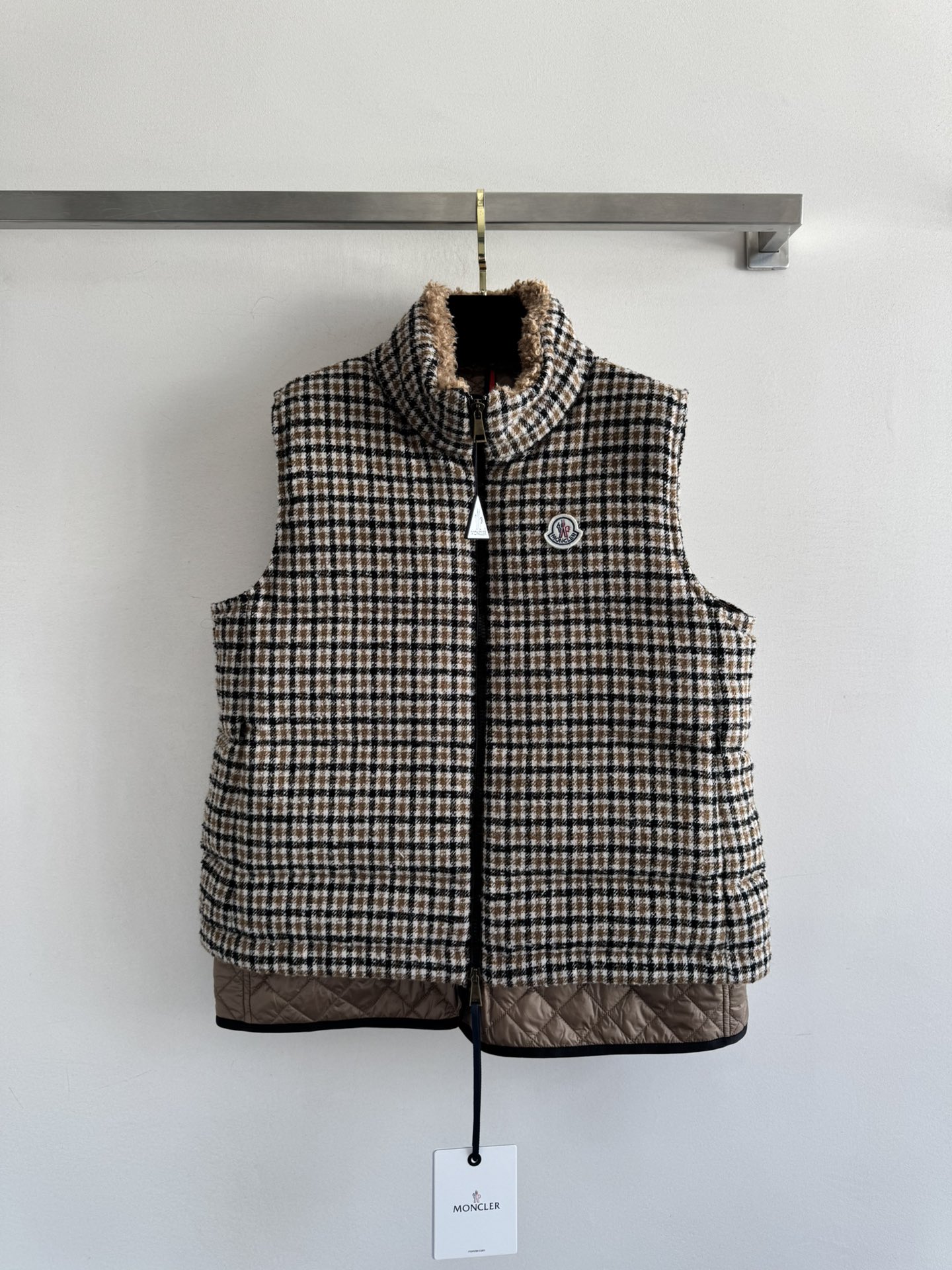 NO:547322,The new vertical collar down vest with dust bag Moncle*25FW adopts a classic plaid design, which is simple but not without fashion. The neckline is spliced ​​with lamb fleece and the upper body feels soft, with excellent warmth and excellent classic logo decoration on the chest, highlighting the brand style. The vest has a strong inclusive style. Whether it is matched with a sweater or a shirt, it is very nasty!  Filled with high-quality down, the warmth effect is very good, the upper body has a winter atmosphere SML, sweaters,shirts, down jacket, alexander wang19860909配防尘袋Moncle*25FW新款立领羽绒马甲采用了经典的格子设计,简约而不失时尚感 领口使用羊羔毛拼接上身触感柔软,保暖性能极佳胸前经典标识装饰 彰显品牌格调 马甲的版型包容性强 无论是搭配毛衣还是衬衫,都很奈斯！填充了高品质的羽绒,保暖效果非常好,上身超有冬日氛围感SML,,sweaters,shirts,down jacket,alexander wang,Women's clothing