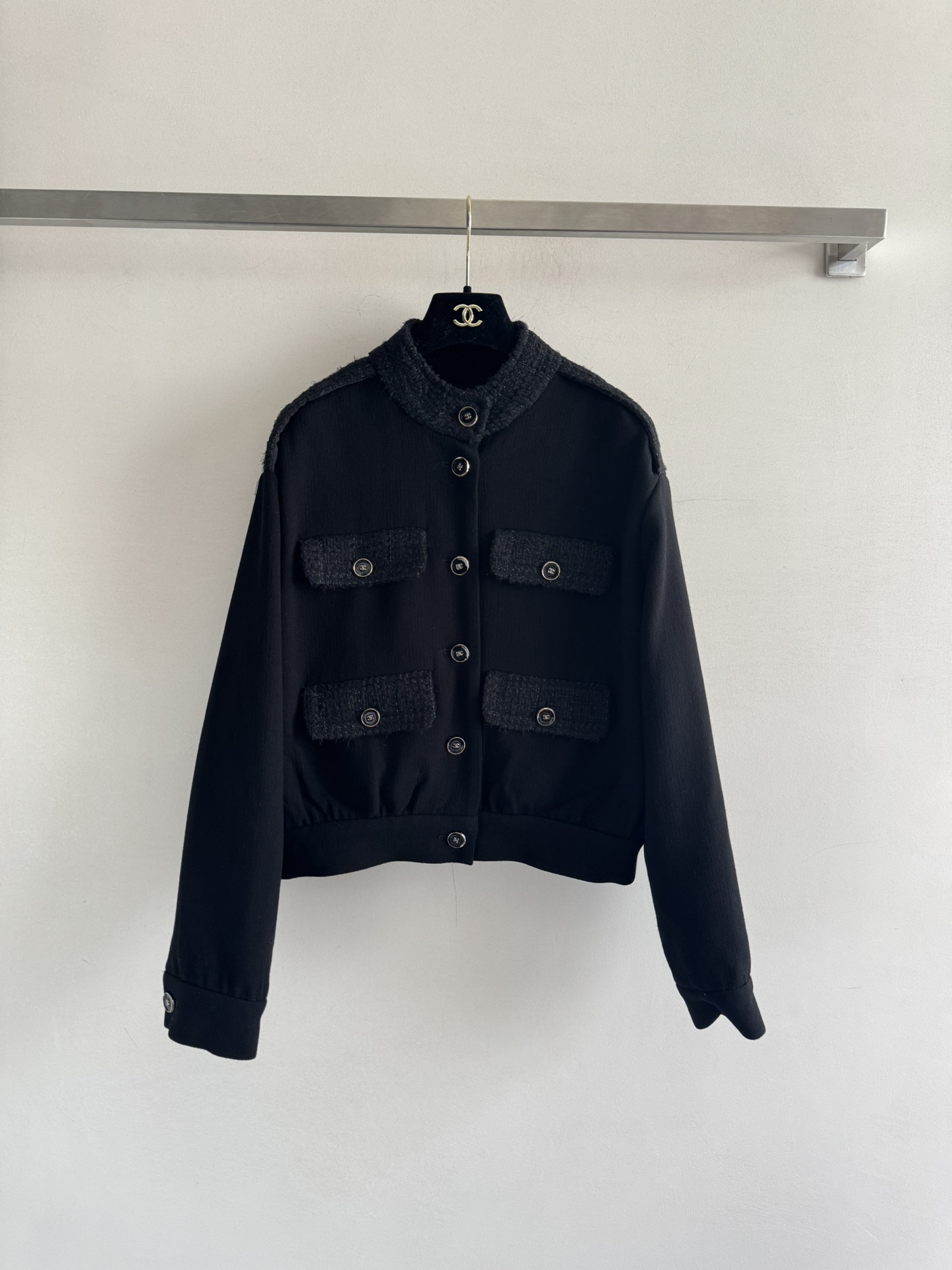 NO:547323,CHANE*25FW new jacket spliced ​​with tweed fabric, which not only retains the high-end graininess of thick flowers, but also gets rid of the old-fashioned scent formal feeling. It has high-end and exquisite feeling, daily smooth tailoring, hides flesh and makes you look slim, and modifys your body shape. It is easy to control SML in daily layering, chanel, jackets & coats, jackets & coats, alexander wang19860909CHANE*25FW新款夹克外套拼接粗花呢面料 既保留粗花的高级颗粒感 又摆脱老式的小香正式感 自带高级精致感日常流畅的剪裁 藏肉显瘦 修饰身型 日常叠穿都轻松驾驭SML,,chanel,jackets & coats,jackets & coats,alexander wang,Women's clothing