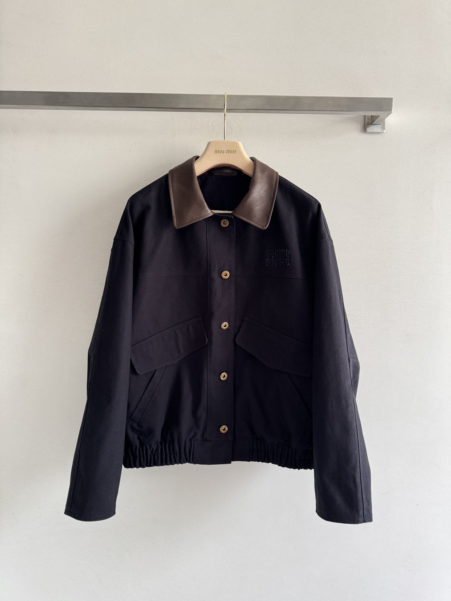 NO:547329,MiuMi25FW new work jacket leather collar splicing design enhances the overall sense of high-end. Imported cotton material is fermented and washed with a very good texture and presents a retro color. There are two large pockets on the front, which are practical and three-dimensional tailored. It makes you look taller and thinner, and you can easily control it for commuting and leisure. The style is versatile and changeable. SML, miumiu, jackets & coats, alexander wang19860909MiuMi25FW新款工装夹克皮领拼接设计 提升整体高级感 进口棉质材质经过酵洗质感超好 呈现复古色泽 正面设有两个大口袋,实用性强,宽松版型立体剪裁 显高显瘦,通勤休闲都能轻松驾驭,风格百搭多变SML,,miumiu,jackets & coats,alexander wang,Women's clothing