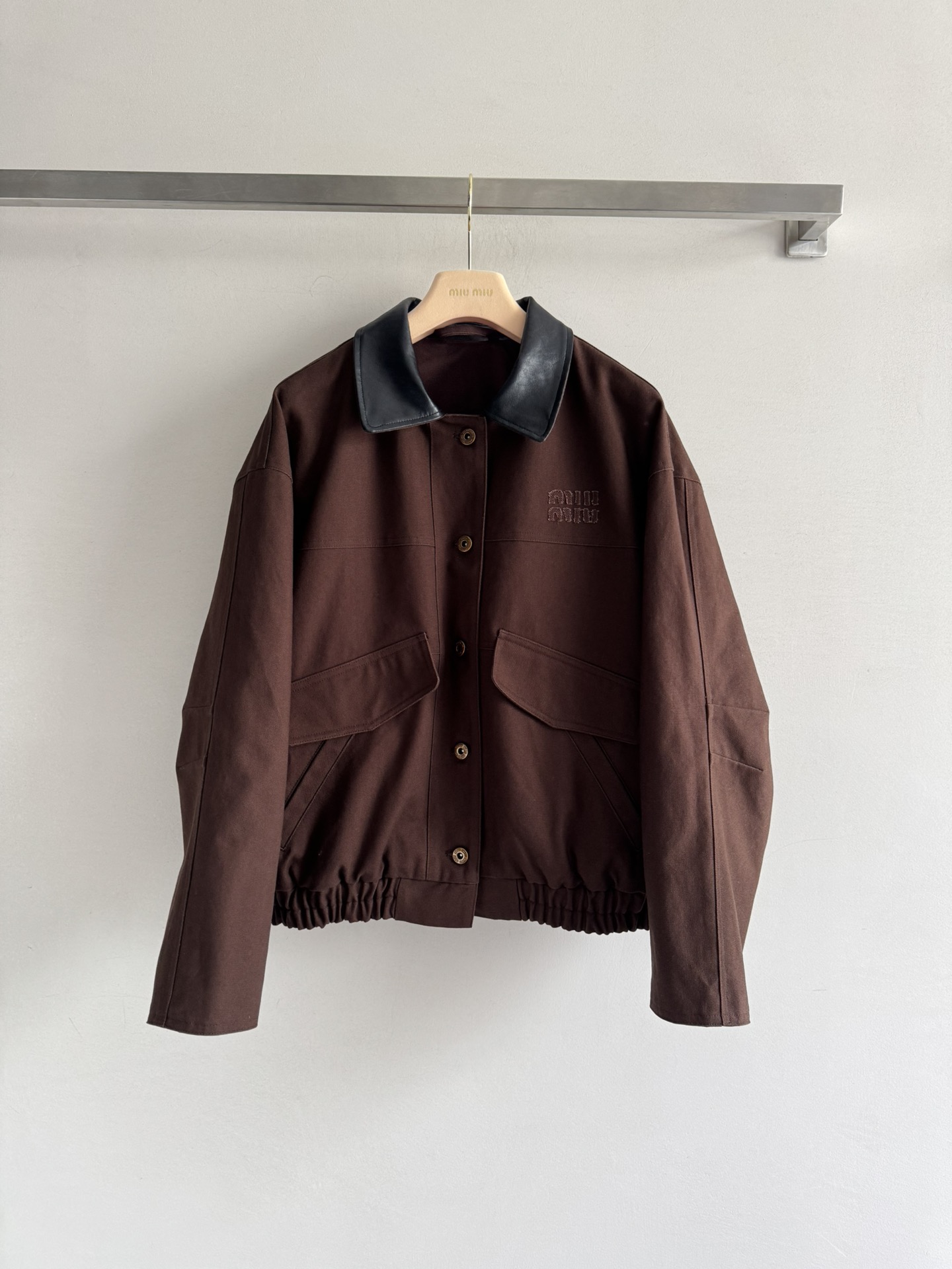 NO:547333,MiuMi25FW new work jacket leather collar splicing design enhances the overall sense of high-end. Imported cotton material is fermented and washed with a very good texture and presents a retro color. There are two large pockets on the front, which are practical and three-dimensional tailored. It makes you look taller and thinner, and you can easily control it for commuting and leisure. The style is versatile and changeable. SML-,,miumiu, jackets & coats,alexander wang19860909MiuMi25FW新款工装夹克皮领拼接设计 提升整体高级感 进口棉质材质经过酵洗质感超好 呈现复古色泽 正面设有两个大口袋,实用性强,宽松版型立体剪裁 显高显瘦,通勤休闲都能轻松驾驭,风格百搭多变SML-,,miumiu,jackets & coats,alexander wang,Women's clothing