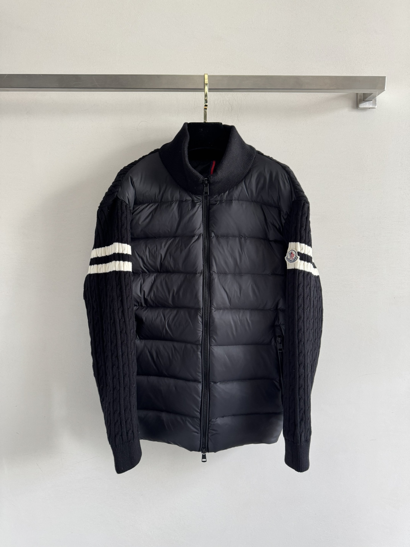 NO:548169,Equipped with dust bag Moncle*25FW new wool splicing down jacket sweater and down jacket splicing design, which not only retains the thermal performance of down jackets, but also incorporates the fashion elements of sweaters, making the overall garment both practical and fashionable. The high collar design not only provides excellent thermal insulation effect, but also adds a unique sense of fashion, allowing the wearer to maintain style in the cold season. Plus, the parallel stripe embellishment and twist texture are clearly visible. Full of details  It injects vitality and movement into the overall shape, making the clothing more eye-catching!  SML-,,sweaters,down jacket,alexander wang19860909配防尘袋Moncle*25FW新款毛织拼接羽绒服毛衣与羽绒服拼接设计,既保留了羽绒服的保暖性能,又融入了毛衣的时尚元素,使服装整体既实用又时尚高领设计不仅提供了出色的保暖效果,更增添了一份独特的时尚感,让穿着者在寒冷的季节里也能保持风度 加上双杠条纹点缀搭配麻花纹路清晰可见 满满的细节 为整体造型注入了活力与动感,使服装更加引人注目！SML-,,sweaters,down jacket,alexander wang,Women's clothing