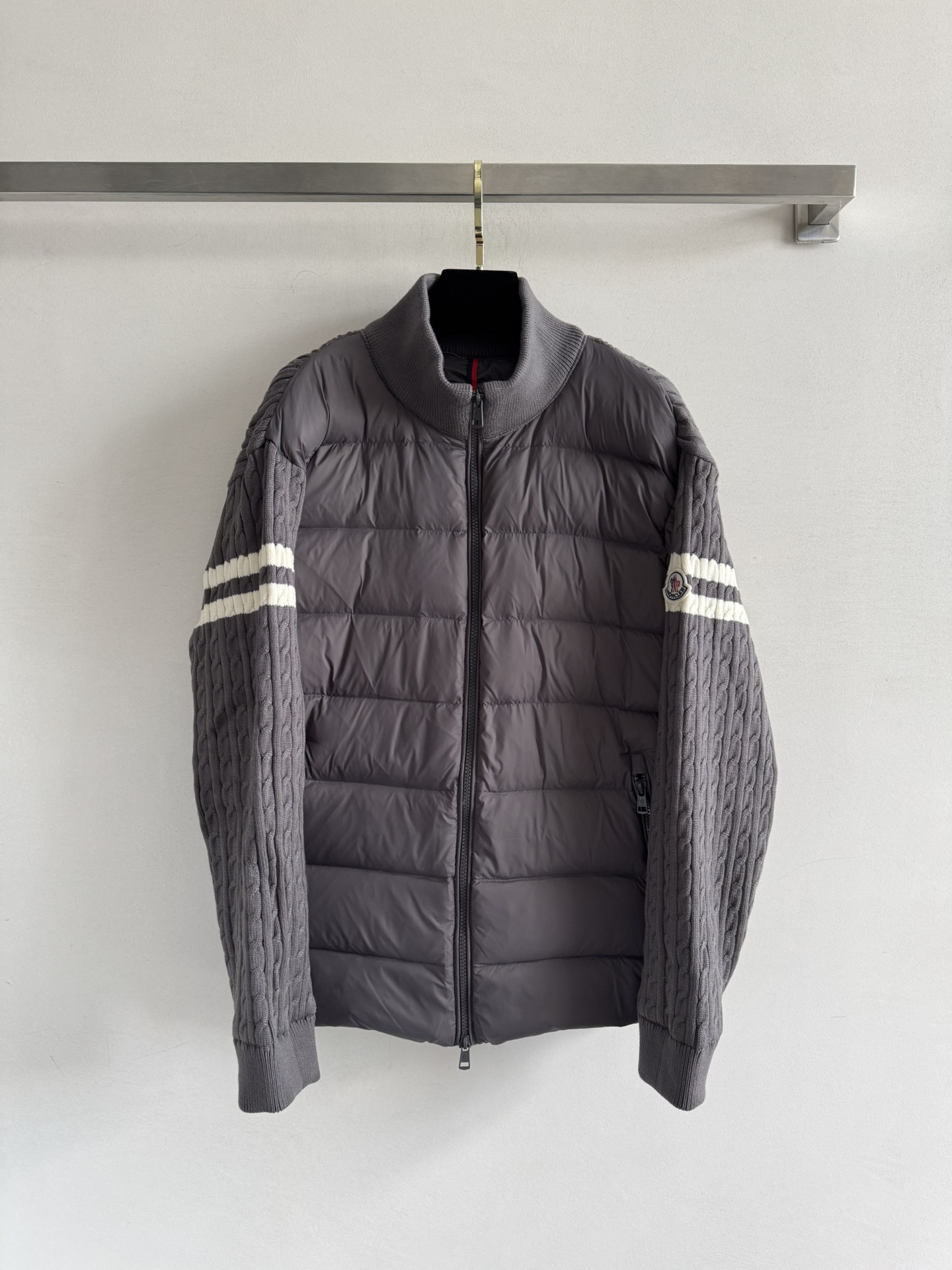 NO:548175,The new wool spliced ​​down jacket with dust bag Moncle*25FW style wool spliced ​​down jacket and down jacket spliced ​​design not only retains the warmth performance of the down jacket, but also incorporates the fashionable elements of the sweater, making the overall clothing both practical and fashionable turtleneck design not only provides excellent warmth, but also adds a unique sense of fashion, allowing the wearer to maintain his temperament in the cold seasons. With parallel bar stripes embellished with twisted patterns, the full details inject vitality and dynamic into the overall shape, making the clothing more eye-catching!  SML, sweaters, down jacket, alexander wang19860909配防尘袋Moncle*25FW新款毛织拼接羽绒服毛衣与羽绒服拼接设计,既保留了羽绒服的保暖性能,又融入了毛衣的时尚元素,使服装整体既实用又时尚高领设计不仅提供了出色的保暖效果,更增添了一份独特的时尚感,让穿着者在寒冷的季节里也能保持风度 加上双杠条纹点缀搭配麻花纹路清晰可见 满满的细节 为整体造型注入了活力与动感,使服装更加引人注目！SML,,sweaters,down jacket,alexander wang,Women's clothing