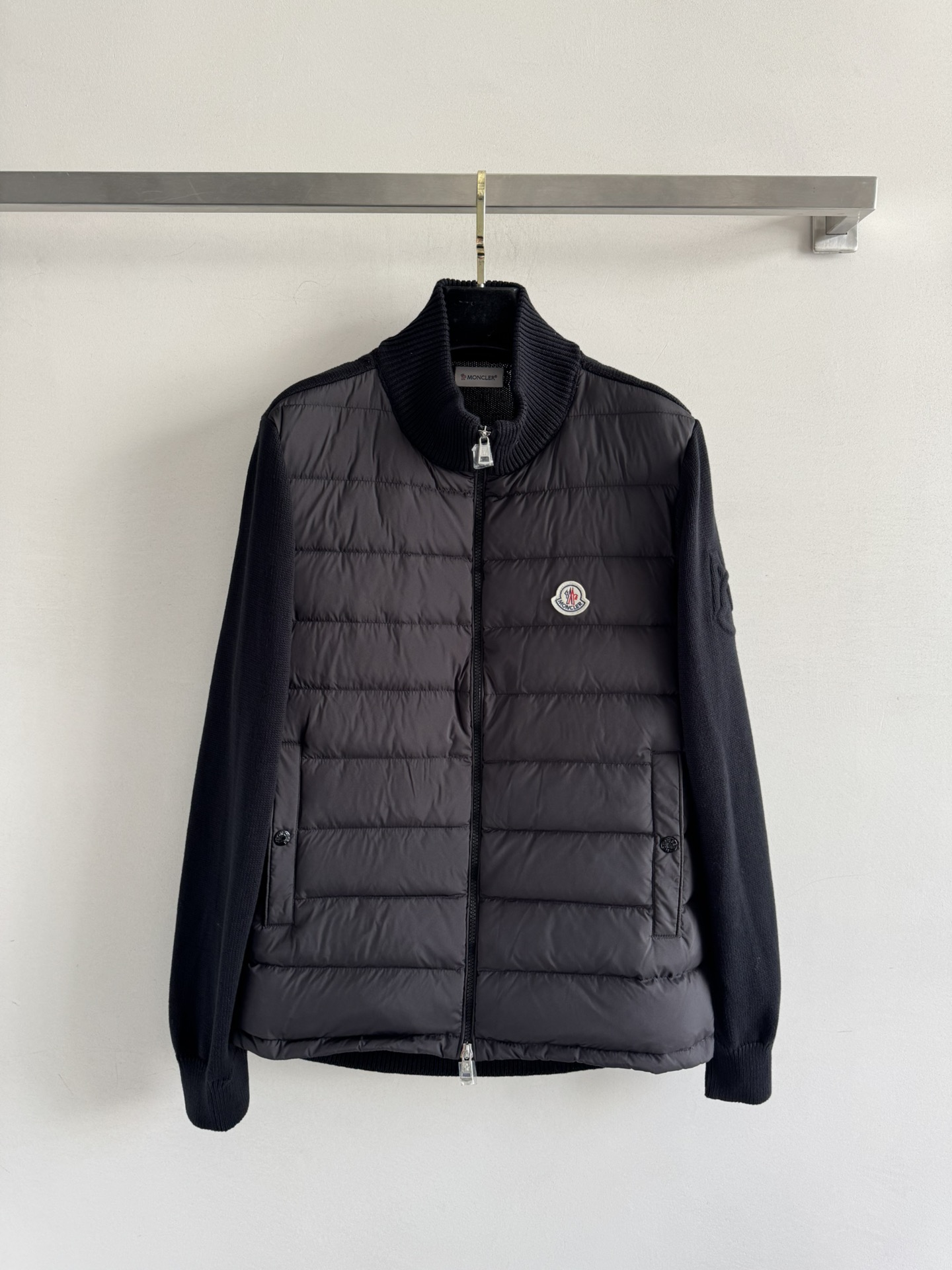 NO:548183,With dust bag Moncle*25FW new wool spliced ​​down jacket, the collision between down and wool!  It has a detailed texture. Whether worn alone or inward, it is easy to match it with layered chest and shoulder logo embellishments. The combination style and the down spliced ​​front make the overall three-dimensional feeling full while the upper body has no bloated feeling!  Zippered placket stand collar design, simple and convenient double-sided oblique button insertion bag, convenient and practical. The overall upper body is comfortable and stylish, and has good warmth and breathability. A very practical SML for autumn and winter wear, down jacket, alexander wang19860909配防尘袋Moncle*25FW新款毛织拼接羽绒服羽绒与羊毛的碰撞！有着细节质感 不管单穿还是内搭 都很好搭配出层次感胸口肩部标志点缀 合体的版型,前面拼接的羽绒的做法,让整体立体感饱满的同时 上身毫无臃肿感！拉链门襟立领的设计,简约便捷的双侧斜纽扣插袋,方便实用.整体上身 舒适有型 又有很好的保暖性与透气性 秋冬非常实穿的一款SML,,down jacket,alexander wang,Women's clothing