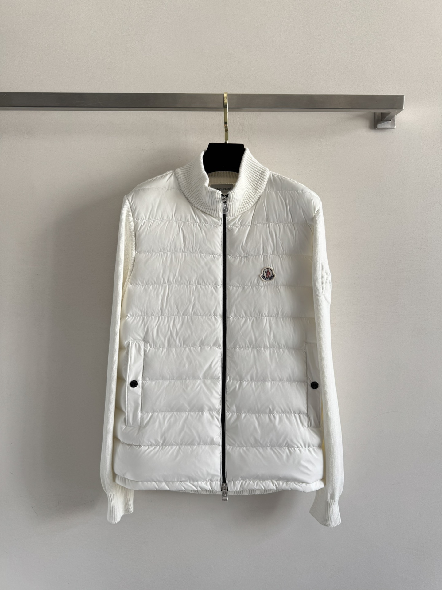 NO:548188,a. With dust bag, Moncle*25FW new wool spliced ​​down jacket, the collision between down and wool!  It has a detailed texture. Whether worn alone or inward, it is easy to match it with layered chest and shoulder logo embellishments. The combination style and the down spliced ​​front make the overall three-dimensional feeling full while the upper body has no bloated feeling!  Zippered placket stand collar design, simple and convenient double-sided oblique button insertion bag, convenient and practical. The overall upper body is comfortable and stylish, and has good warmth and breathability. A very practical SML-, down jacket, alexander wang for autumn and winter19860909a配防尘袋Moncle*25FW新款毛织拼接羽绒服羽绒与羊毛的碰撞！有着细节质感 不管单穿还是内搭 都很好搭配出层次感胸口肩部标志点缀 合体的版型,前面拼接的羽绒的做法,让整体立体感饱满的同时 上身毫无臃肿感！拉链门襟立领的设计,简约便捷的双侧斜纽扣插袋,方便实用.整体上身 舒适有型 又有很好的保暖性与透气性 秋冬非常实穿的一款SML-,,down jacket,alexander wang,Women's clothing