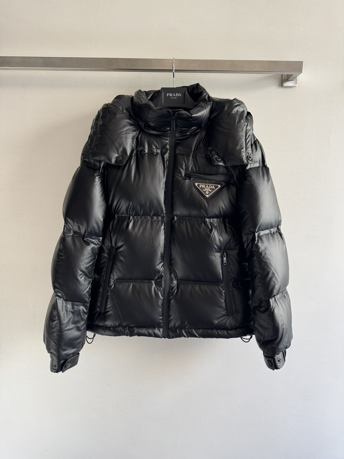 NO:549575,With dust bag prad*25FW new black technology press-fit down jacket with hood removable and stand collar, various styles are made of innovative recycled nylon fabric, which is quite novel and distinctive. The lining is filled with sufficient amount and has good warmth. It is OK to wear even when the weather is very cold. The enamel triangle logo on the chest is combined with ingenious details and brand style. Very atmospheric SML, prada, down jacket, hats, alexander wang19860909配防尘袋prad*25FW新款黑科技压胶羽绒服连帽可拆卸变立领多种风格 采用创新的再生尼龙织物制作,颇具新颖特色.里料填充量很足 具有较好的保暖性,即使天气很冷穿着也OK,胸前标识珐琅大三角标,兼具匠心细节与品牌风格 非常的大气SML,,prada,down jacket,hats,alexander wang,Women's clothing