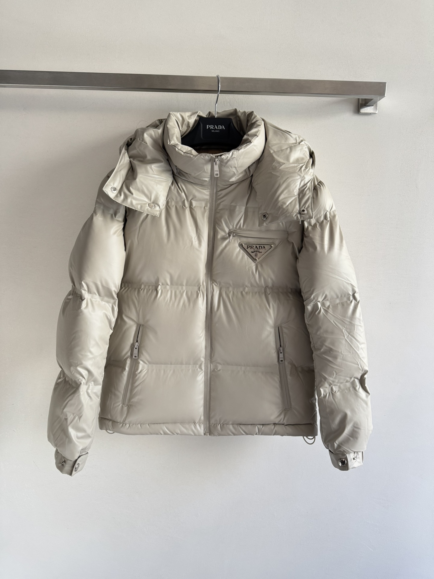 NO:549581,With dust bag prad*25FW new black technology press-fit down jacket with hood removable and stand collar, various styles are made of innovative recycled nylon fabric, which is quite novel and distinctive. The lining is filled with sufficient amount and has good warmth. It is OK to wear even when the weather is very cold. The enamel triangle logo on the chest is combined with ingenious details and brand style. Very atmospheric SML-,,prada,down jacket,hats,alexander wang19860909配防尘袋prad*25FW新款黑科技压胶羽绒服连帽可拆卸变立领多种风格 采用创新的再生尼龙织物制作,颇具新颖特色.里料填充量很足 具有较好的保暖性,即使天气很冷穿着也OK,胸前标识珐琅大三角标,兼具匠心细节与品牌风格 非常的大气SML-,,prada,down jacket,hats,alexander wang,Women's clothing