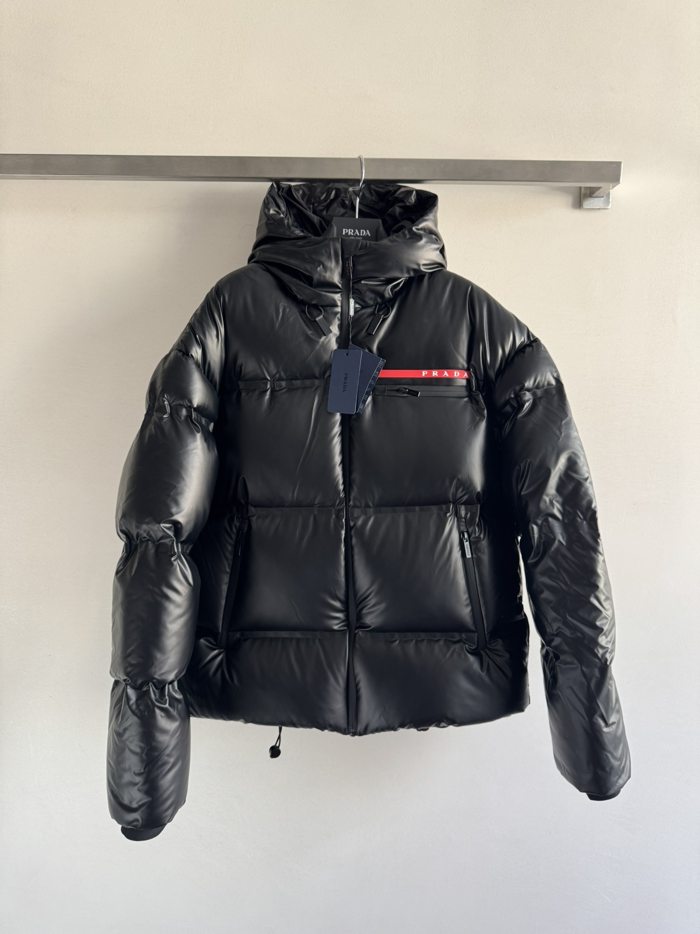 NO:549587,The new down jacket with dust bag Prad*25FW is a plump down jacket with double-layer lightweight bonded nylon fabric. It has high-tech properties such as windproof, wear-resistant, waterproof and breathable. It is a multi-functional technological side. The hooded collar and conventional version tailoring define the design tone. It is a sharp silhouette with horizontal quilting elements and hem elastic rope. The lining is made of fine and dense renewable microfiber fabric, which has a light and soft touch. Improve the insulation performance of the clothing. Super practical SML, prada, jackets & coats, down jacket, hats, alexander wang19860909配防尘袋Prad*25FW新款羽绒服廓形丰满的羽绒外套采用双层轻质粘合尼龙面料打造 具有防风、耐磨、防水和透气等高科技性能,是一款多功能科技面 连帽衣领和常规版剪裁定义设计基调 与横向绗缝元素和下摆弹力束绳共同塑造鲜明廓形,料衬里采用精细密实的可再生微纤维面料打造,触感轻盈柔软 提升服装的保温性能 超级实穿SML,,prada,jackets & coats,down jacket,hats,alexander wang,Women's clothing