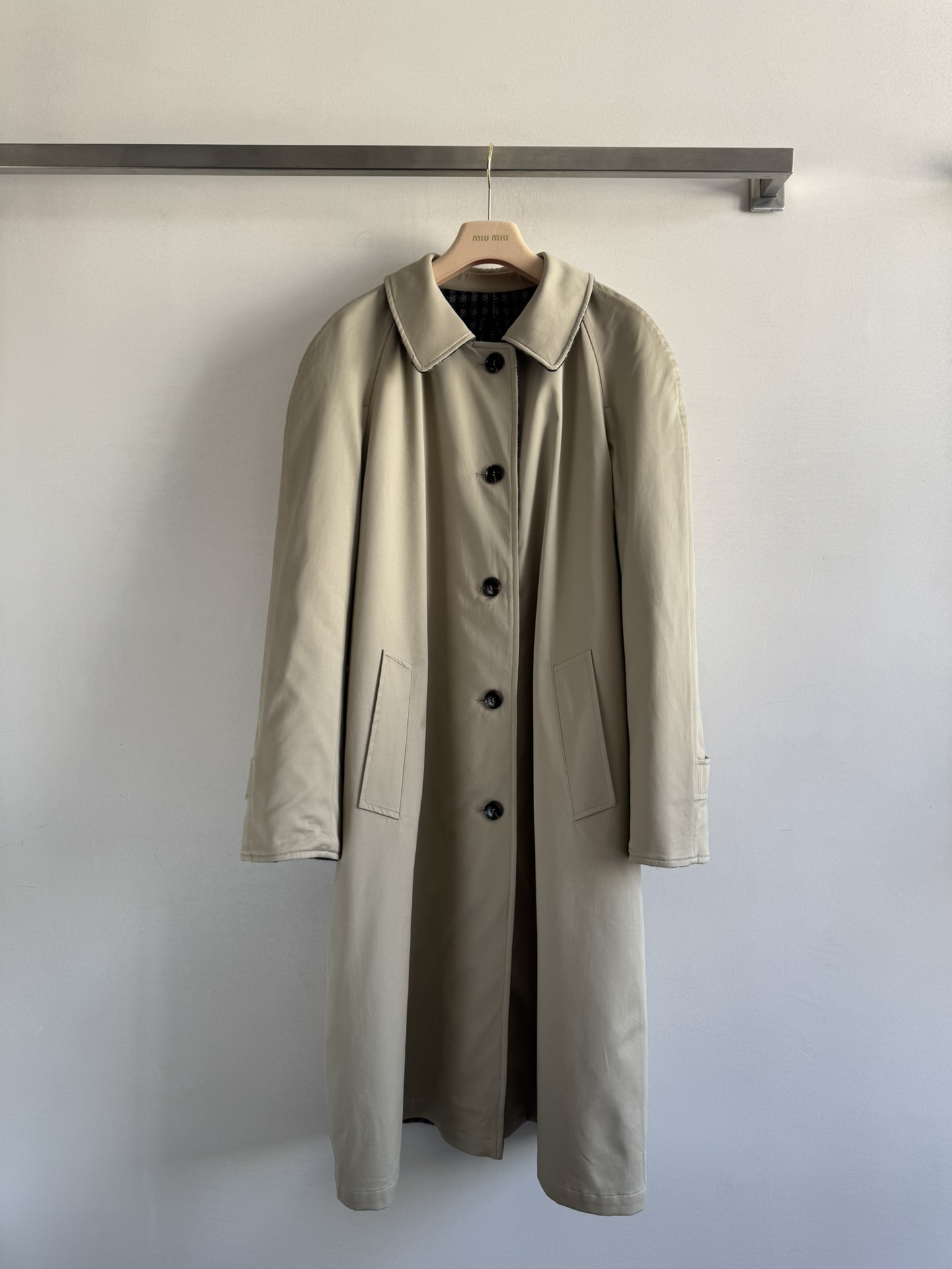 NO:549618,Miu Mi*25FW new double-sided windbreaker jacket This windbreaker jacket can be said to have both beauty and practicality. On one side is windbreaker fabric, simple and elegant on the other side is classic black and white plaid, retro and fashionable. The style of wearing multiple clothes is superb. The back brand logo decoration shows the style. The loose fit three-dimensional tailoring is crisp and stylish. The shoulder-fall design creates a relaxed and casual style. The practicality is super beautiful whether it is matched with a sweater or a layered version. The high-end feeling is directly filled with SML-,,miumiu, jackets & coats,sweaters,alexander wang19860909Miu Mi*25FW新款双面穿风衣外套这款风衣外套可以说是兼具的美观和实用性,一面是风衣面料 简约大方另外一面是经典黑白格纹 复古时尚 一衣多穿的风格超赞 后背品牌徽标装饰彰显格调 宽松版型立体剪裁 挺括有型 落肩设计打造松弛休闲风格 实用率超高 不管是搭配毛衣还是叠搭穿都超级美 高级感直接拉满SML-,,miumiu,jackets & coats,sweaters,alexander wang,Women's clothing