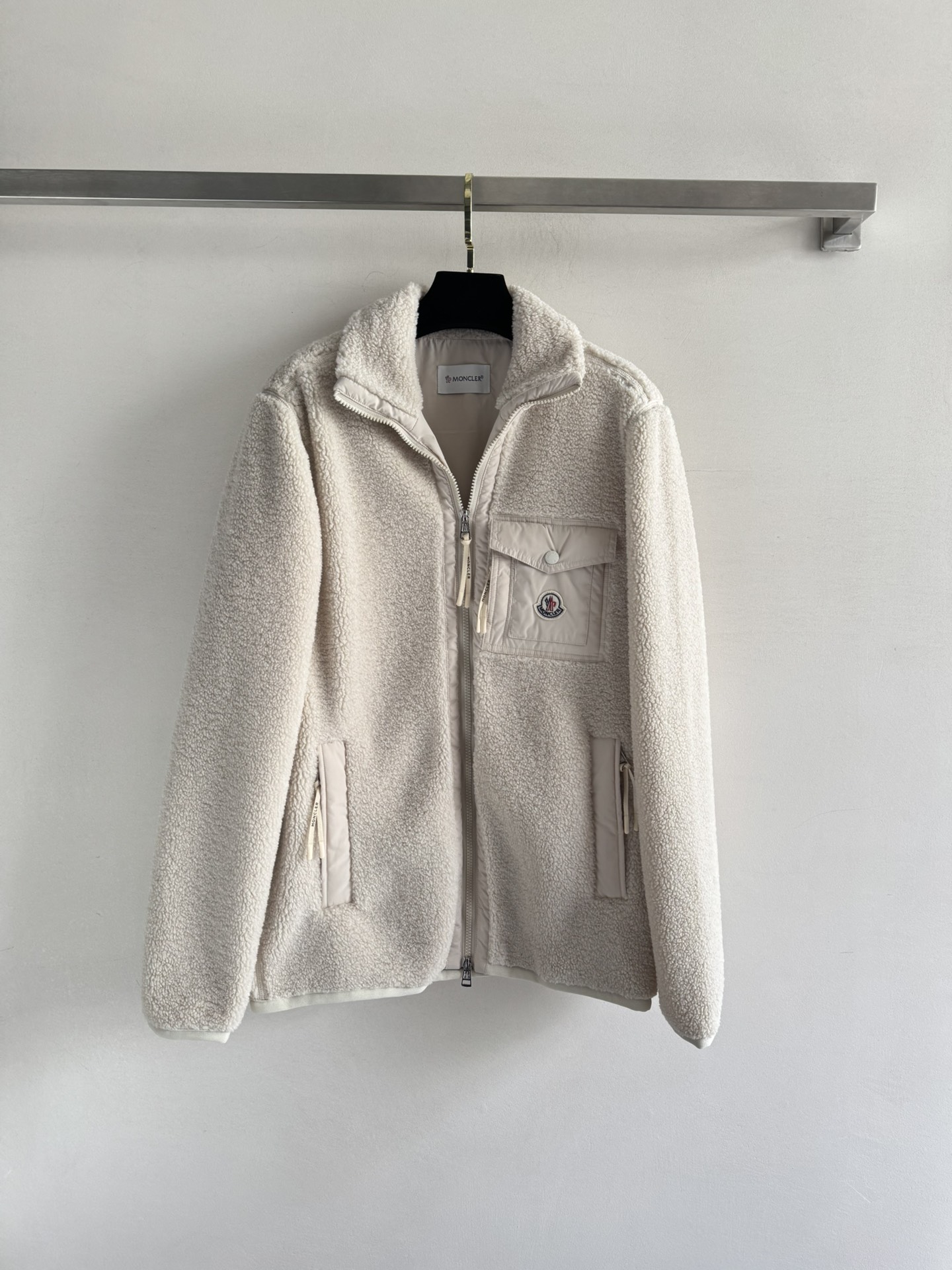 NO:549604,Moncle*25FW lamb fur coat is large and plush, soft and soft, and the chest pocket is decorated with iconic patterns to highlight the brand's high-end fashion charm. The silhouette is not picky for people to wear. It looks relaxed when wearing it on the street. Whether it is daily travel or leisure and entertainment, it is the focus of the crowd. SML, jackets & coats, alexander wang19860909Moncle*25FW羊羔毛外套通体大颗粒毛绒手感软糯 胸前口袋点缀标志性图案 彰显品牌高级时尚魅力 廓版型不挑人穿 出街穿出松弛感 无论是日常出行还是休闲娱乐 都是人群中的焦点SML,,jackets & coats,alexander wang,Women's clothing