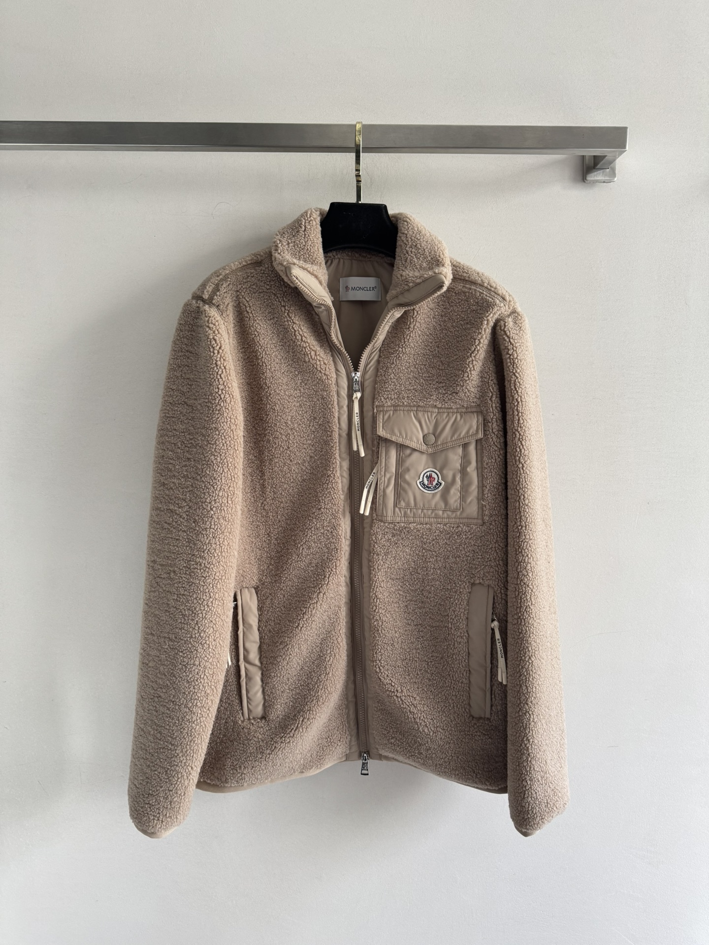 NO:549612,Moncle*25FW lamb fur coat is large and plush, soft and soft, and the chest pocket is decorated with iconic patterns to highlight the brand's high-end fashion charm. The silhouette is not picky for people to wear. It looks relaxed when wearing it on the street. Whether it is daily travel or leisure and entertainment, it is the focus of the crowd. SML, jackets & coats, alexander wang19860909Moncle*25FW羊羔毛外套通体大颗粒毛绒手感软糯 胸前口袋点缀标志性图案 彰显品牌高级时尚魅力 廓版型不挑人穿 出街穿出松弛感 无论是日常出行还是休闲娱乐 都是人群中的焦点SML,,jackets & coats,alexander wang,Women's clothing