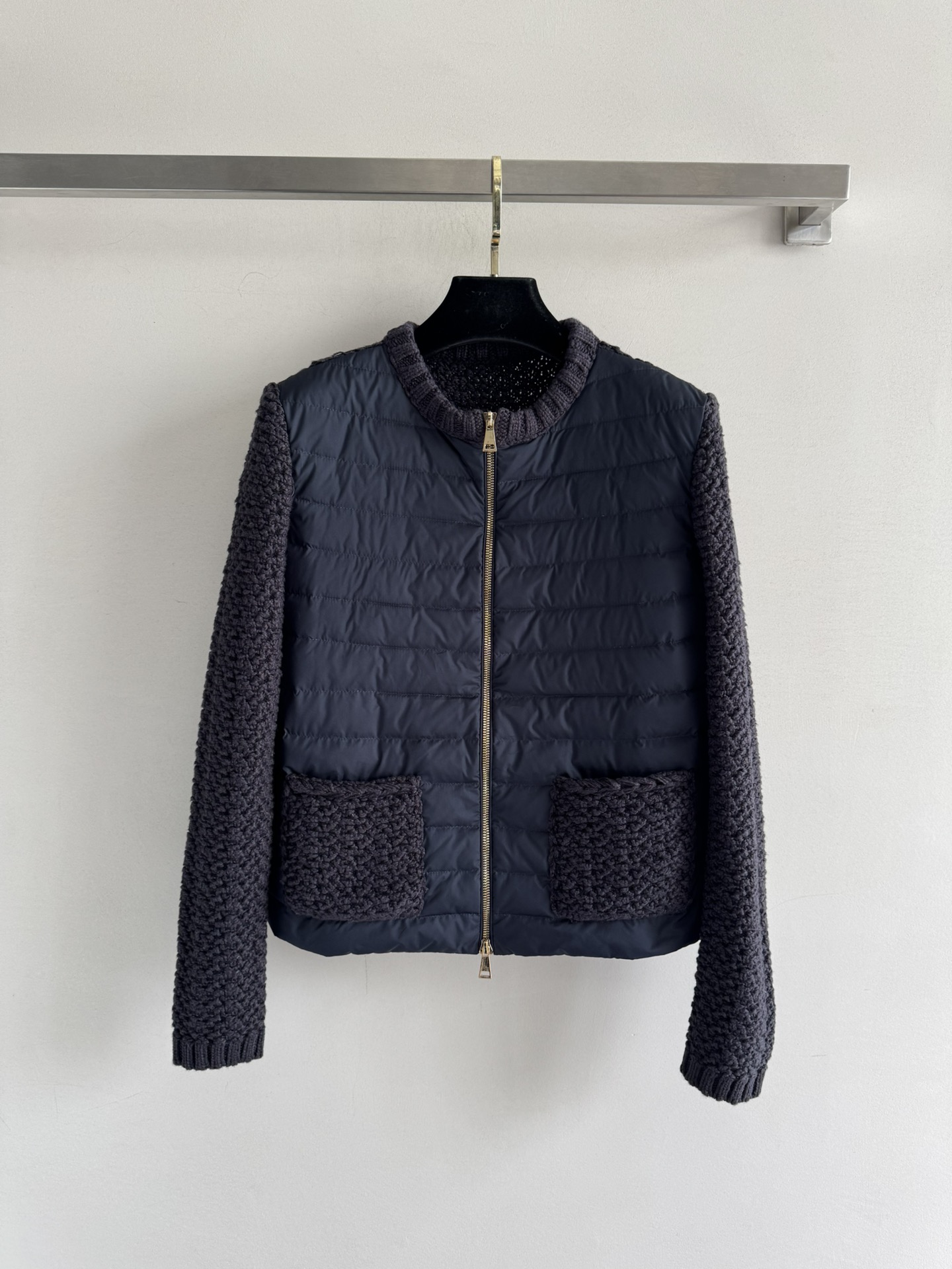 NO:549620,With dust bag Moncle*25FW wool spliced ​​down jacket, this spliced ​​down jacket is amazing!  Use 90 white goose down, the texture is super good, the down part is strongly warm, the knitted sleeve design adds a bit of gentleness and delicateness, the round neck style is neat and energetic~ Simple and generous, and the sense of layering is instantly released. Whether it is daily commuting or not going out on the street during the week, you can stand out in the crowd~SML-,, down jacket, alexander wang19860909配防尘袋Moncle*25FW毛织拼接羽绒服这款拼接羽绒服太绝了！采用90白鹅绒填充 质感超好羽绒部分保暖性强 针织袖设计又添了几分温柔细腻,圆领版型利落又显精神～简约大方 随意搭配层次感瞬间就出来了.不管是日常通勤还是周未出街,都能让你在人群中脱颖而出～SML-,,down jacket,alexander wang,Women's clothing