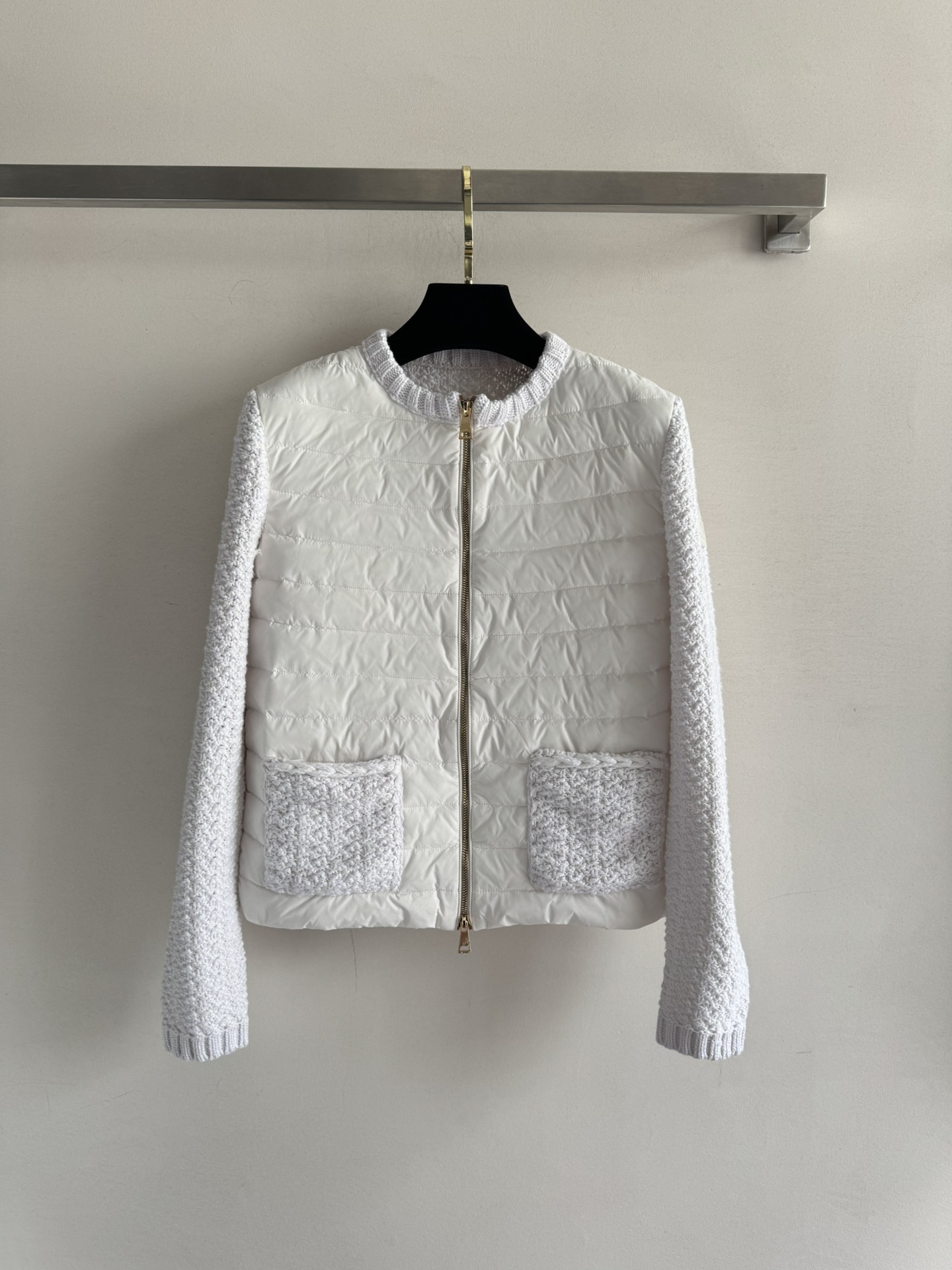 NO:549623,With dust bag Moncle*25FW wool spliced ​​down jacket, this spliced ​​down jacket is amazing!  Use 90 white goose down, the texture is super good, the down part is warm, the knitted sleeve design adds a bit of gentleness and delicateness, the round neck style is neat and energetic~ simple and generous, and the sense of layering is instantly released. Whether it is daily commuting or not going out on the street during the week, you can stand out in the crowd~SML, down jacket, alexander wang19860909配防尘袋Moncle*25FW毛织拼接羽绒服这款拼接羽绒服太绝了！采用90白鹅绒填充 质感超好羽绒部分保暖性强 针织袖设计又添了几分温柔细腻,圆领版型利落又显精神～简约大方 随意搭配层次感瞬间就出来了.不管是日常通勤还是周未出街,都能让你在人群中脱颖而出～SML,,down jacket,alexander wang,Women's clothing