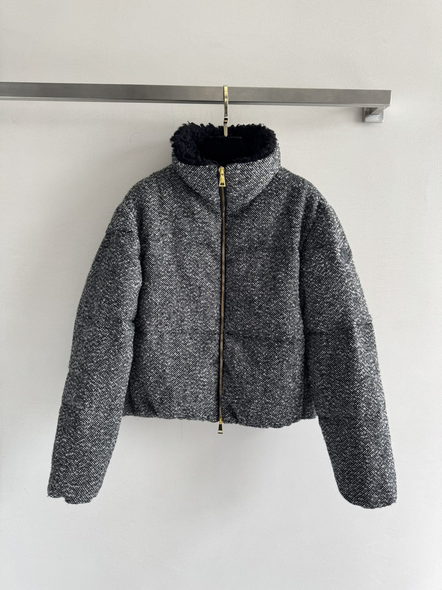 NO:549593,With dust bag Moncle*25FW high-end black and gray down jacket, select delicate blended wool fabric, 90 white goose velvet fills the inner part, the whole piece is light and warm, rectangular embossed elements, nickel materials increase the charm of autumn and winter, and show the fashionable charm of style, versatile black and gray, zipper two-way slit to achieve practical dressing, and casual matching is fashionable and stylish, stand collar loose silhouette, top body is cool and handsome. Sleeve side badge leather logo decoration shows style, make you easily wear fashionable in autumn and winter SML, down jacket, alexander wang19860909配防尘袋Moncle*25FW高级黑灰羽绒服甄选细腻混纺毛呢面料 90白鹅绒填充内里,整件轻盈保暖 通体长方形压纹元素,昵料增加秋冬魅力,张扬个性尽显时尚魅力,百搭黑灰色,拉链双向开衩实现穿衣实用性,随意搭配都时尚有型,立领宽松廓形上身飒爽帅气.袖侧徽章皮标装饰彰显格调让你秋冬轻松穿出时髦感SML,,down jacket,alexander wang,Women's clothing