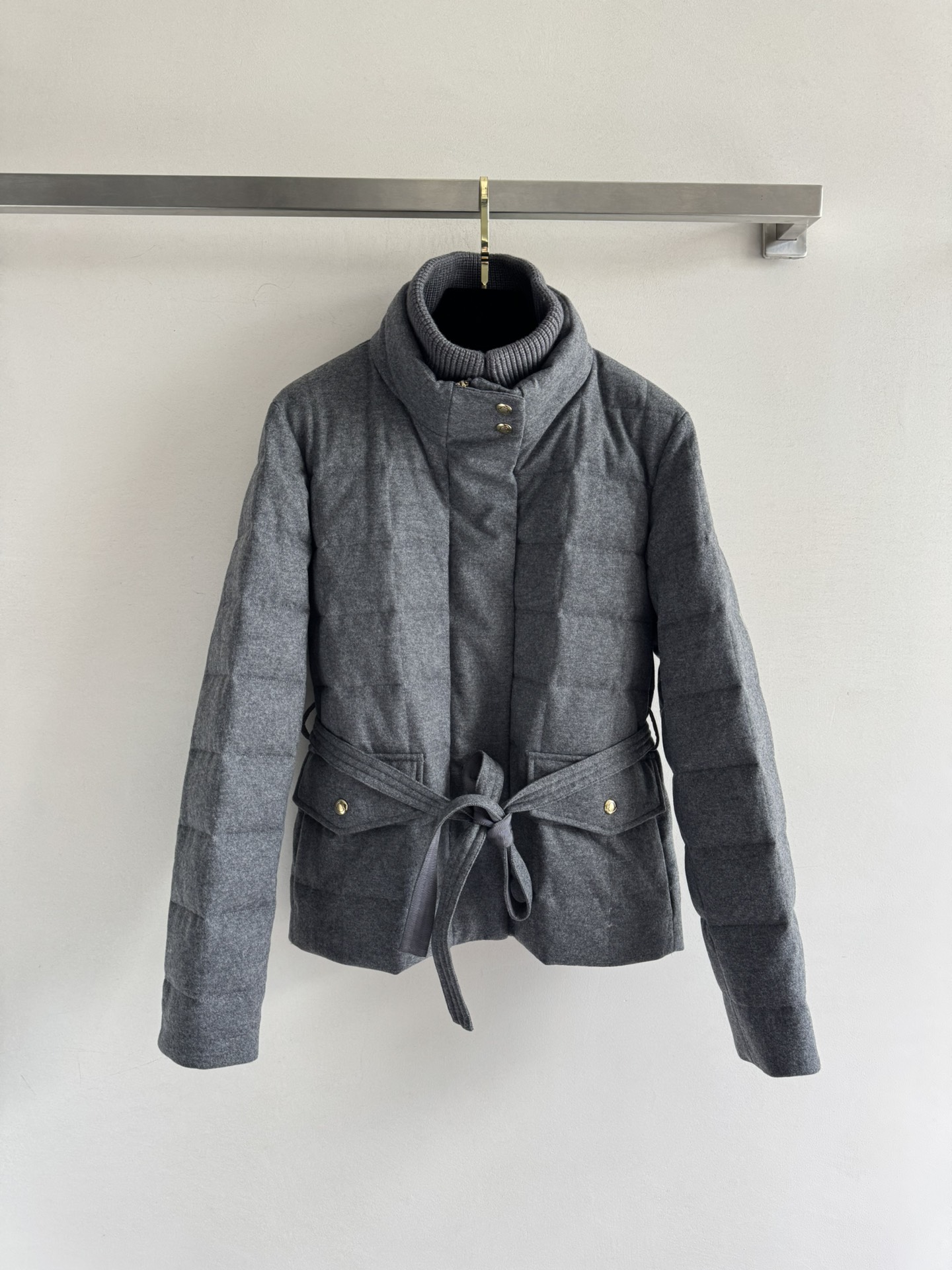 NO:549601,With dust bag Moncle*25FW gray down jacket woolen blend fabric, white goose down filling, warm and lightweight, golden buttons embellish the exquisite sunny, stand-up collar slim tailoring and belt design to highlight the body proportions!  Friendly to small people! Gray low-key and elegant, you can wear it for commuting and leisure. Whether you are traveling or leisure, you can show your extraordinary taste. It is a must-have item for autumn and winter wardrobe SML-, down jacket, alexander wang19860909配防尘袋Moncle*25FW灰色羽绒服毛呢混纺面料白鹅绒填充,保暖又轻盈计金色纽扣点缀精致吸晴 立领修身剪裁搭配腰带设计穿搭 凸显身材比例！对小个子友好!灰色低调优雅,通勤休闲都能穿 无论是出行还是休闲,都能展现不凡品味 是秋冬衣橱必备单品SML-,,down jacket,alexander wang,Women's clothing