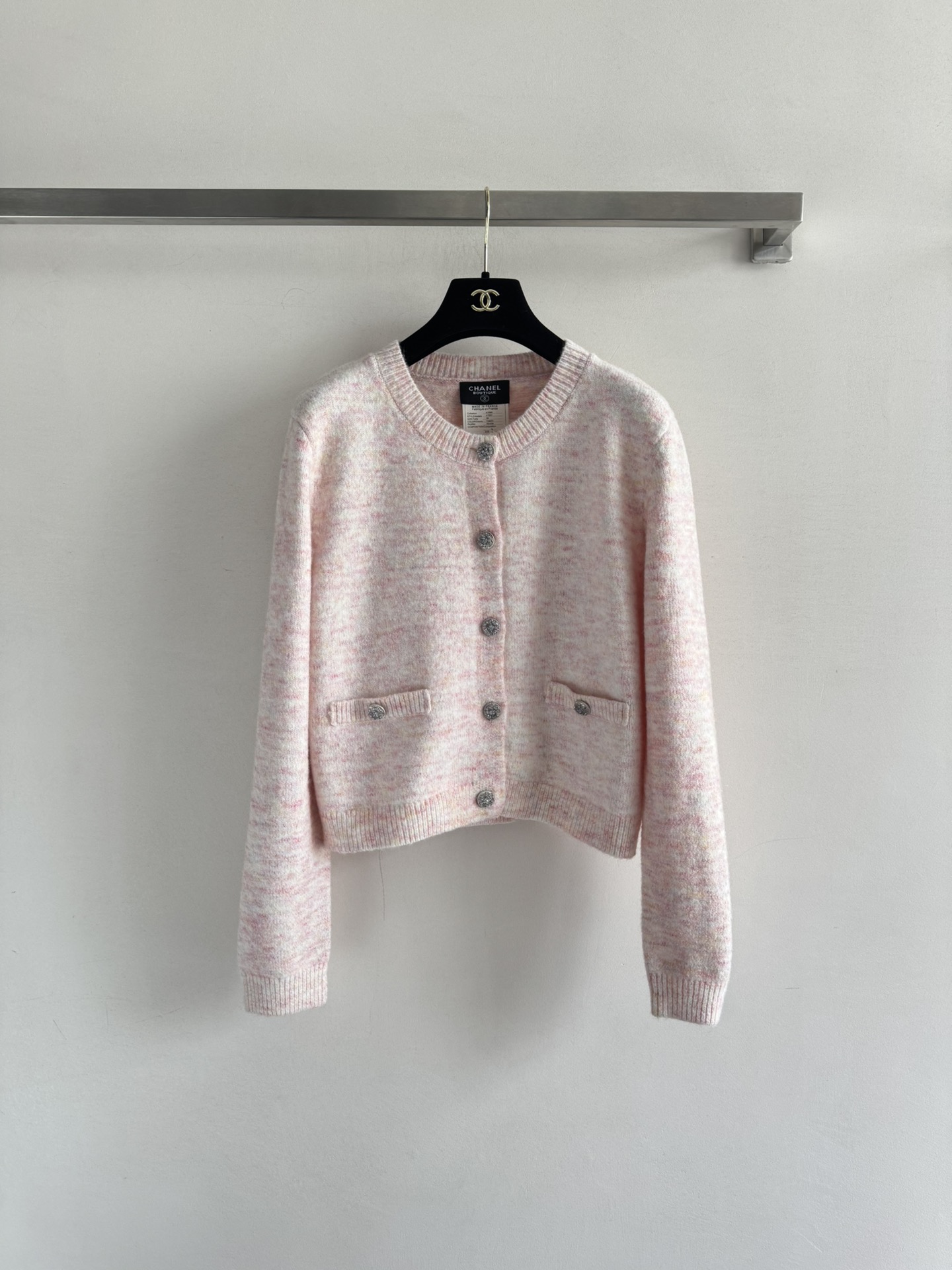 NO:549595,CHANE*25FW new knitted cardigan classic round neck design cut, elegant and tall, delicate and soft fabric, gentle and versatile pink, customized bright diamond button embellishment, full of details, full of French romantic atmosphere, must-have SML for daily commuting autumn wardrobe, chanel, alexander wang19860909CHANE*25FW新款针织开衫经典圆领设计剪裁,优雅又显高挑,面料细腻柔软,粉色温柔百搭,定制亮钻纽扣点缀,细节满分,法式浪漫氛围感拉满,日常通勤秋季衣橱必备SML,,chanel,alexander wang,Women's clothing