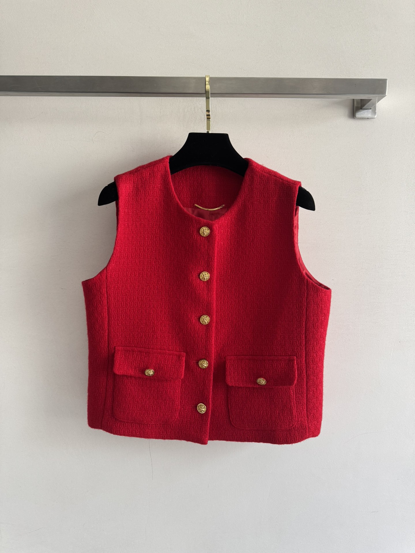 NO:549599,The new 25FW red small fragrance vest is made of wool material, soft and comfortable, customized gold button round neck design, exquisite retro and full of sleeveless H-style, not picky for people, wear high collar, shirt or black long skirt, and the layering and noble feeling are directly full of ~ Daily going out and date can easily become the focus SML, skirts, shirts, alexander wang19860909新款25FW红色小香风马甲采用羊毛材质柔软舒适 定制金色纽扣圆领设计,精致复古感满满无袖H版型不挑人穿搭配高领、衬衫或黑色长裙都很出彩,层次感和贵气感直接拉满~日常出街、约会都能轻松成为焦点SML,,skirts,shirts,alexander wang,Women's clothing