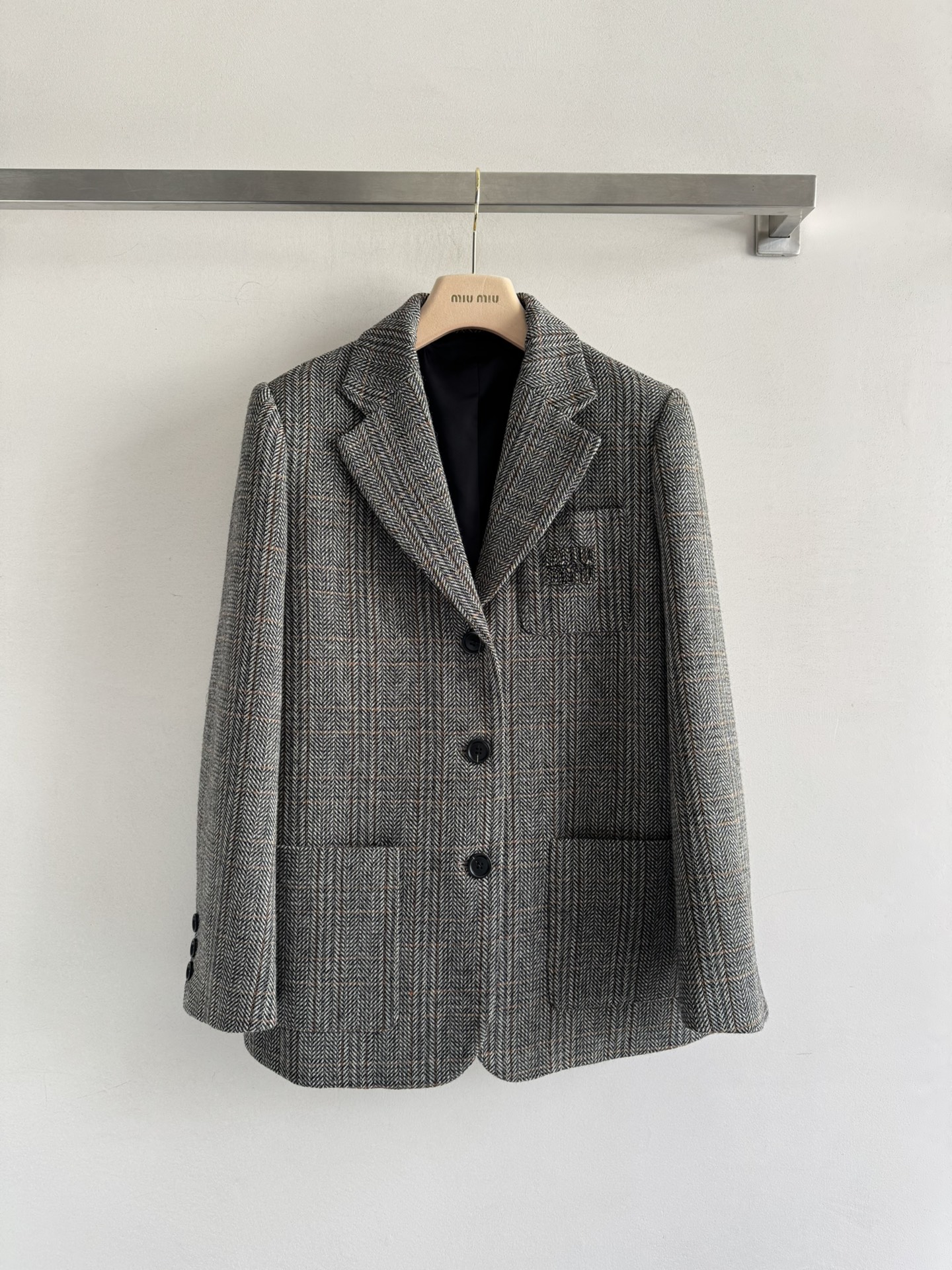 NO:550160,MiuMi*25FW new wool plaid blazer has a loose lapel fit, clean lines, and a structured smooth silhouette made of wool. The delicate fabric is thick and warm. The upper body is fashionable and elegant, A and cool. It is very stylish and can be a must-have blazer for senior workplaces ~ versatile and timeless. Retro plaid is an eternal classic and will always provide a steady stream of surprises for the wardrobes of intellectuals and elites. SML-,,miumiu,jackets & coats,business  suit,alexander wang19860909MiuMi*25FW新款羊毛格纹西装外套翻领宽松版型 干净利落的线条 呈现出富有结构感的流畅廓形采用羊毛 细腻的面料厚实保暖 上身时髦大气 又A又酷 非常有气场也可以是资深职场必备的西装外套~百搭又不过时 复古格纹是永恒的经典永远为知识分子和精英们的衣橱提供源源不断的惊喜SML-,,miumiu,jackets & coats,business suit,alexander wang,Women's clothing