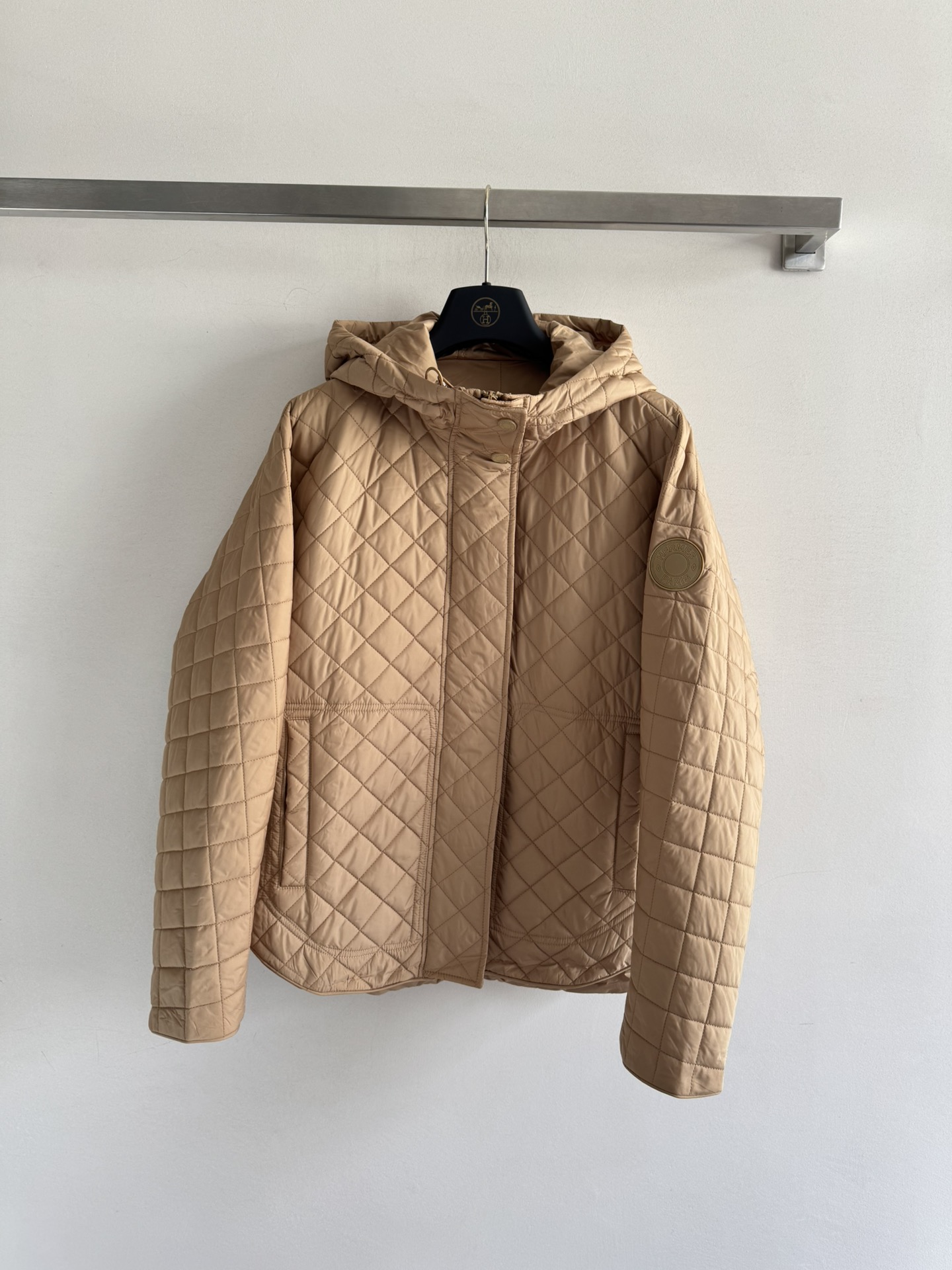 NO:550167,HERMR*25 FW new hooded cotton jacket, quilted cotton jacket, lightweight, diamond-shaped plaid pattern, exquisite and three-dimensional. The upper body does not look bloated at all. The small logo decoration on the cuffs highlights the brand characteristics. The access control is designed with zippers and snap buttons for double warmth, casual and loose fit. Comfortable and stylish. Super versatile. Can be easily matched with any item. Practical and good-looking SML, hermes, hats, alexander wang19860909HERMR*25 FW新款连帽棉服绗缝棉服轻薄款,菱形格纹走线精致立体 上身完全不显臃肿 袖口小徽标装饰彰显品牌特色 门禁设计了拉链和按扣双重保暖休闲宽松版型 舒适自在有格调 超级百搭 无论搭配任何单品 都能轻松驾驭 实用又好看SML,,hermes,hats,alexander wang,Women's clothing