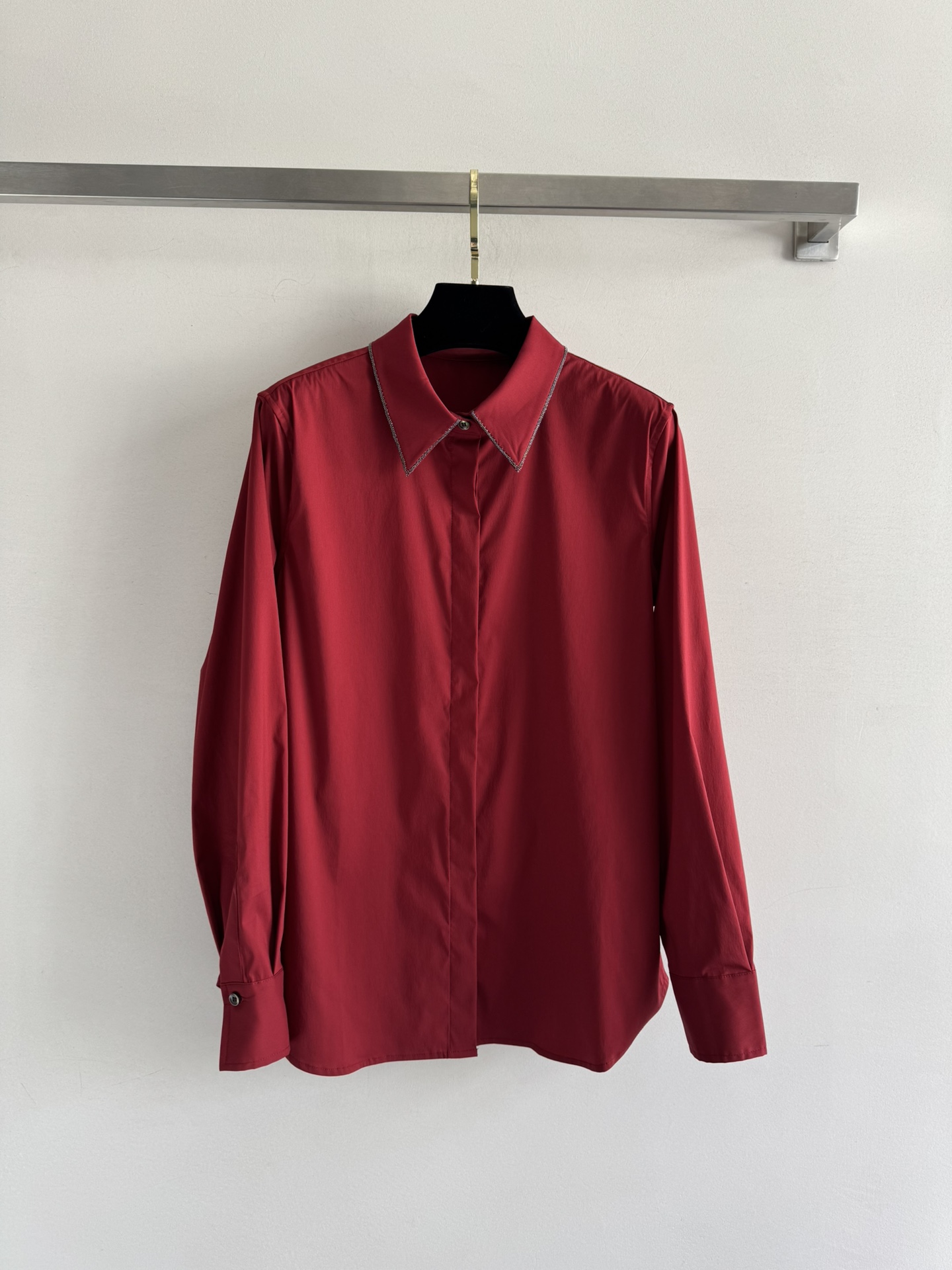 NO:550173,Brunel Cucinel* 25 new shirt custom imported cotton blend material, hangs, comfortable and breathable lapel bead chain decoration, adds layering and highlights the brand tone. Regular styles are neat and stylish, daily commuting and date outfits are preferred SML-, brunello cucinelli, alexander wang19860909Brunel Cucinel* 25新款衬衣定制进口棉混纺材质 垂顺舒适透气翻领处珠链条装饰,增添造型层次感,彰显品牌调性 常规版型剪裁利落有型日常通勤约会穿搭首选SML-,,brunello cucinelli,alexander wang,Women's clothing