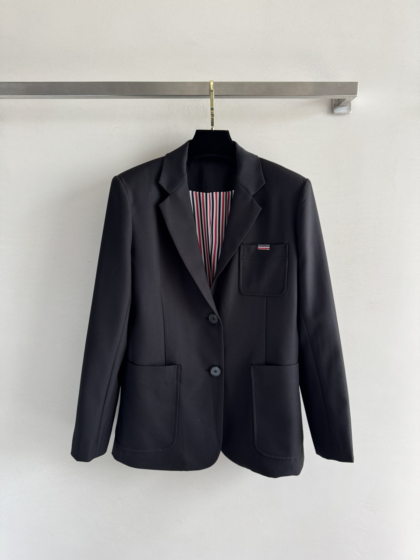 NO:560600,25 new autumn and winter suit jackets. The regular version is very slim and versatile. It has high-end temperament and a sense of workplace charm. The upper body is crisp and stylish with striped elements. It is simple and fashionable. The simple outfit will quickly attract the people of SML, jackets & coats, alexander wang.1986090925秋冬新款西服外套 常规的版型很显瘦百搭,高端气质大方,职场魅力感,上身挺括有型里衬配以条纹元素简约时尚,简单的穿搭 将干练与高级迅速拉满SML,,jackets & coats,alexander wang,Women's clothing