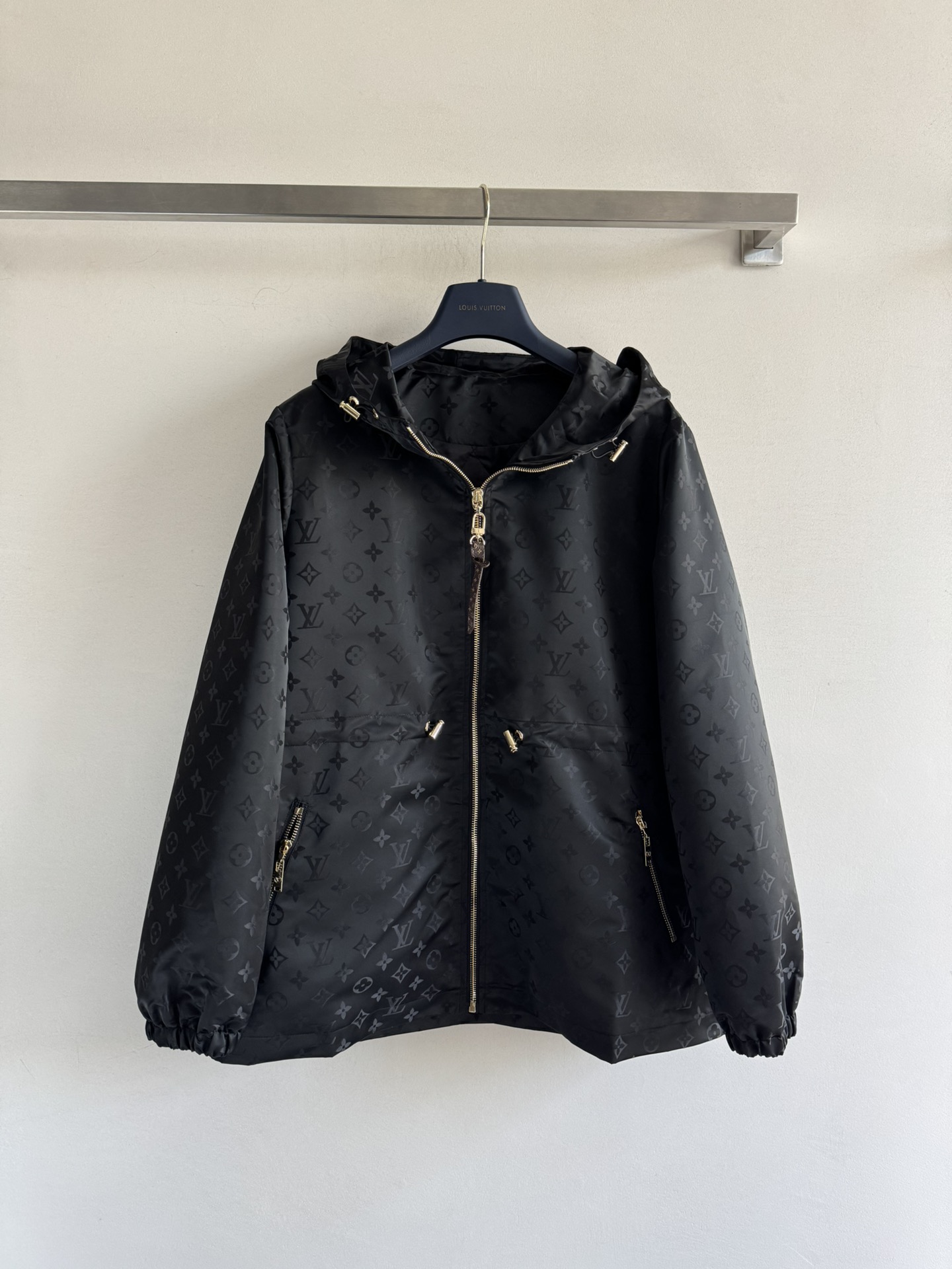 NO:560563,Louis Vuitto*25FW new hooded old jacquard windbreaker jacket, crisp and stylish, high-quality texture, classic and timeless windbreaker jacket, hooded front shoulder, waist drawstring design, adjustable to create a straight posture and casual style, zipper letter logo imprint, inadvertently highlights the sense of luxury, symmetrical zipper pockets on both sides, create an elegant silhouette, a must-have item that is both fashionable and practical, daily windbreaker is charming and fashionable SML,, louis vuitton, jackets &  coats,jackets & coats,hats,alexander wang19860909Louis Vuitto*25FW新款连帽老提花风衣外套 挺括有型 质感高级 风衣夹克外套经典不过时连帽正肩 腰间抽绳设计 随意调节 打造挺拔身姿和休闲风格 拉链字母logo印刻 不经意彰显奢华感 两侧对称拉链口袋 打造优雅的轮廓 时尚与实用兼备的必备单品 日常风衣魅力时髦 SML,,louis vuitton,jackets & coats,jackets & coats,hats,alexander wang,Women's clothing