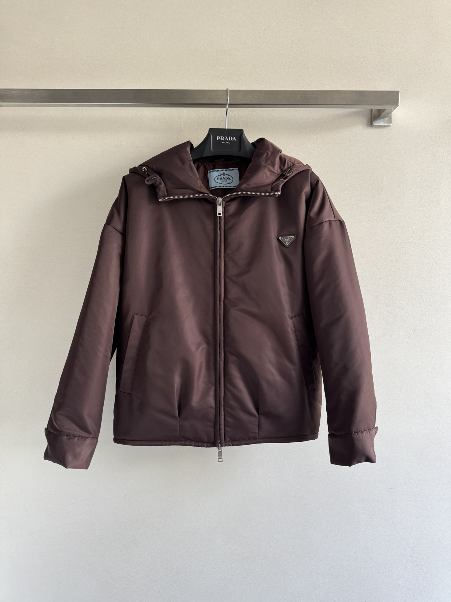 NO:560572,Prad*25FW new cotton jacket has a classic hooded zipper design. It is fashionable, casual and versatile, showing a modern and simple style. The brand triangle logo is embellished on the chest. It is decorated with double-ended zippers and double pockets. It has perfect details. It is classic and versatile!  SML-,,prada,jackets & coats,hats,alexander wang19860909Prad*25FW新款棉服外套经典连帽拉链设计 时尚休闲百搭 彰显现代简约风范 胸前品牌三角标点缀 搭配双头拉链双口袋装饰 细节满分 经典百搭不挑人！ＳＭＬ-,,prada,jackets & coats,hats,alexander wang,Women's clothing