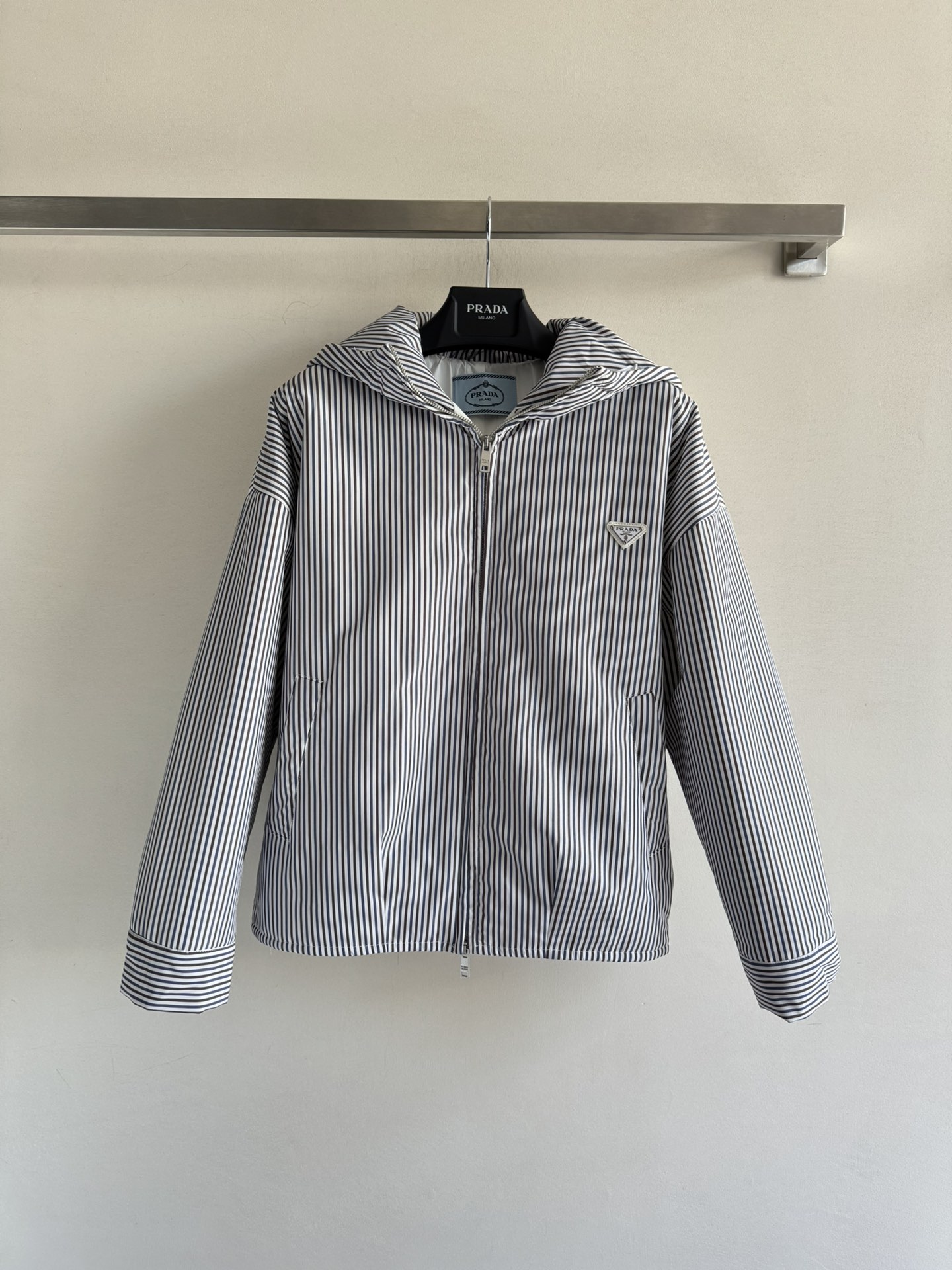 NO:560577,Prad*25FW new cotton jacket has a classic hooded zipper design. It is fashionable, casual and versatile, showing a modern and simple style. The brand triangle logo is embellished on the chest. It is decorated with double-ended zippers and double pockets. It has perfect details. It is classic and versatile!  SML,,prada,jackets & coats,hats,alexander wang19860909Prad*25FW新款棉服外套经典连帽拉链设计 时尚休闲百搭 彰显现代简约风范 胸前品牌三角标点缀 搭配双头拉链双口袋装饰 细节满分 经典百搭不挑人！ＳＭＬ,,prada,jackets & coats,hats,alexander wang,Women's clothing