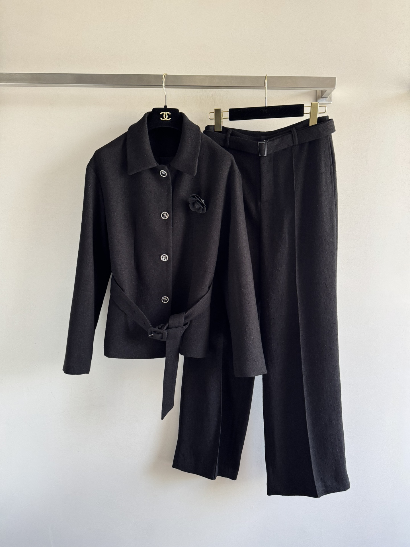 NO:560570,CHANE*25FW new series straight-leg trousers have a basic three-dimensional cut and are decorated with belts. They are simple and versatile. The shape is super good. Highly recommended for a super slim upper body. Minimalist fashion essentials are a must-have. The fabric is drapey yet stiff, casual yet clean and neat, perfectly modifying the leg shape!  Recommended to be paired with a set of jackets from the series, full of high-end feel SML,,chanel,jackets & coats,alexander wang19860909CHANE*25FW新款系列直筒长裤基础立体的剪裁,搭配腰带装饰 简约又百搭 版型超好 强烈推荐上身超显瘦 极简主义时髦精必入,面料具有垂感又不失挺括感,随性中又透着一股干净利落,完美修饰腿型！推荐与系列外套一套搭配 高级感满满SML,,chanel,jackets & coats,alexander wang,Women's clothing