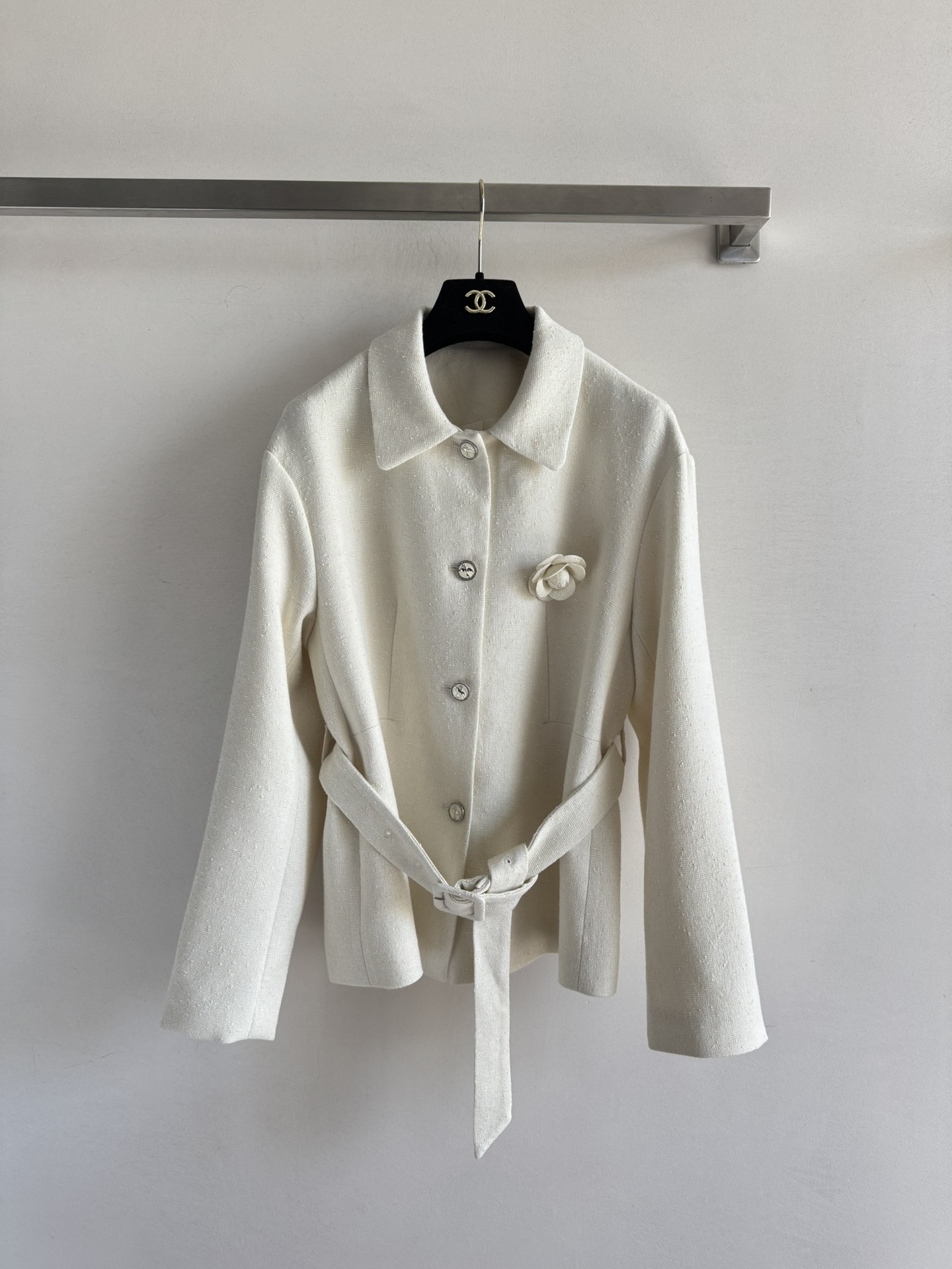 NO:560585,CHANE*25 new autumn and winter style small fragrant lapel jacket. Silhouette tailoring with belt decoration. It is elegant and elegant. Perfect for practicality and styling. Paired with camellia brooch on the chest. An all-purpose c-position item that adds sophistication. Blended tweed fabric. The classic style gives an elegant style. Versatile for commuting, gatherings and dates. Recommended to match with a set of trousers~SML,,chanel,jackets & coats,brooch,breastpin,alexander wang19860909CHANE*25秋冬新款小香风翻领外套 廓版型剪裁搭配腰带装饰 简直气质又大气 实用性与造型感满分 胸前山茶花胸针搭配 增添精致感必备的万能c位穿搭单品混纺粗花呢面料 经典款赋予优雅格调 通勤聚会约会都百搭适合推荐搭配系列长裤一套穿搭～SML,,chanel,jackets & coats,brooch，breastpin,alexander wang,Women's clothing