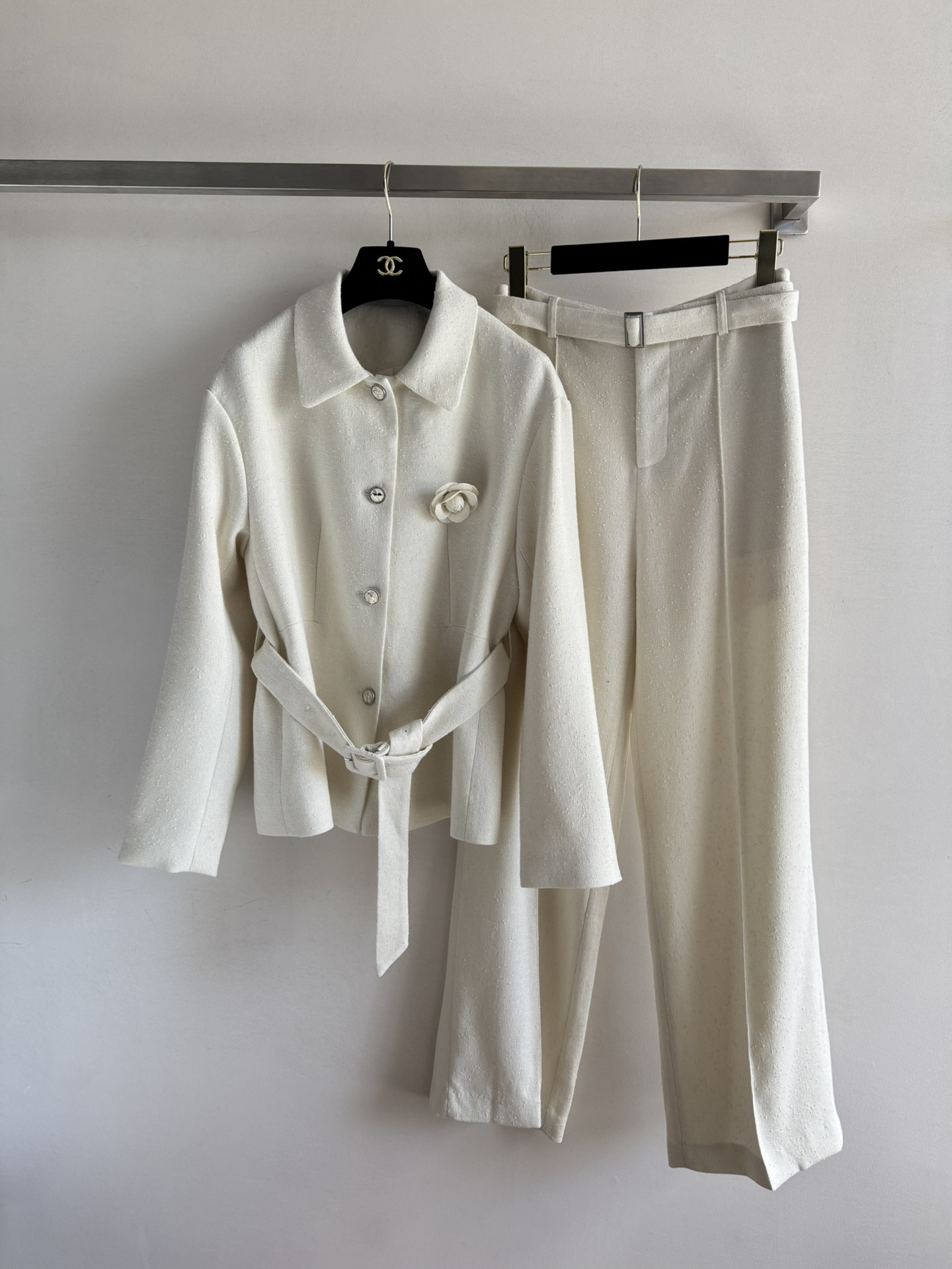 NO:560580,CHANE*25FW new series straight-leg trousers have a basic three-dimensional cut and are decorated with belts. They are simple and versatile. The shape is super good. Highly recommended for a super slim upper body. Minimalist fashion essentials are a must-have. The fabric is drapey yet stiff, casual yet clean and neat, perfectly modifying the leg shape!  Recommended to be paired with a set of jackets from the series. Full of high-end feel. SML-,,chanel,jackets & coats,alexander wang19860909CHANE*25FW新款系列直筒长裤基础立体的剪裁,搭配腰带装饰 简约又百搭 版型超好 强烈推荐上身超显瘦 极简主义时髦精必入,面料具有垂感又不失挺括感,随性中又透着一股干净利落,完美修饰腿型！推荐与系列外套一套搭配 高级感满满SML-,,chanel,jackets & coats,alexander wang,Women's clothing