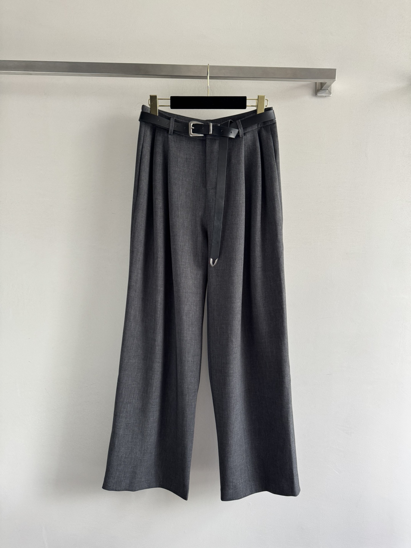 NO:637549,BC*25 new fall and winter pleated straight pants, casual straight pants, super slimming upper body, minimalist fashion must-have, three-dimensional tailoring, with heavy belt decoration, handsome and high-end. The imported wool blended fabric makes the pants drapey yet stiff, casual yet clean, perfectly modifying the leg shape!  The shape is slimming and perfect!  2 colors SML-, women's clothing,  19860909BC*25秋冬新款褶皱直筒裤休闲直筒裤 上身超显瘦 极简主义时髦精必入 立体剪裁 搭配重工腰带装饰 帅气又高级 进口羊毛混纺面料让裤子具有垂感又不失挺括感,随性中又透着一股干净利落,完美修饰腿型！版型显瘦绝绝子！2色SML-,女装, ,Women's clothing