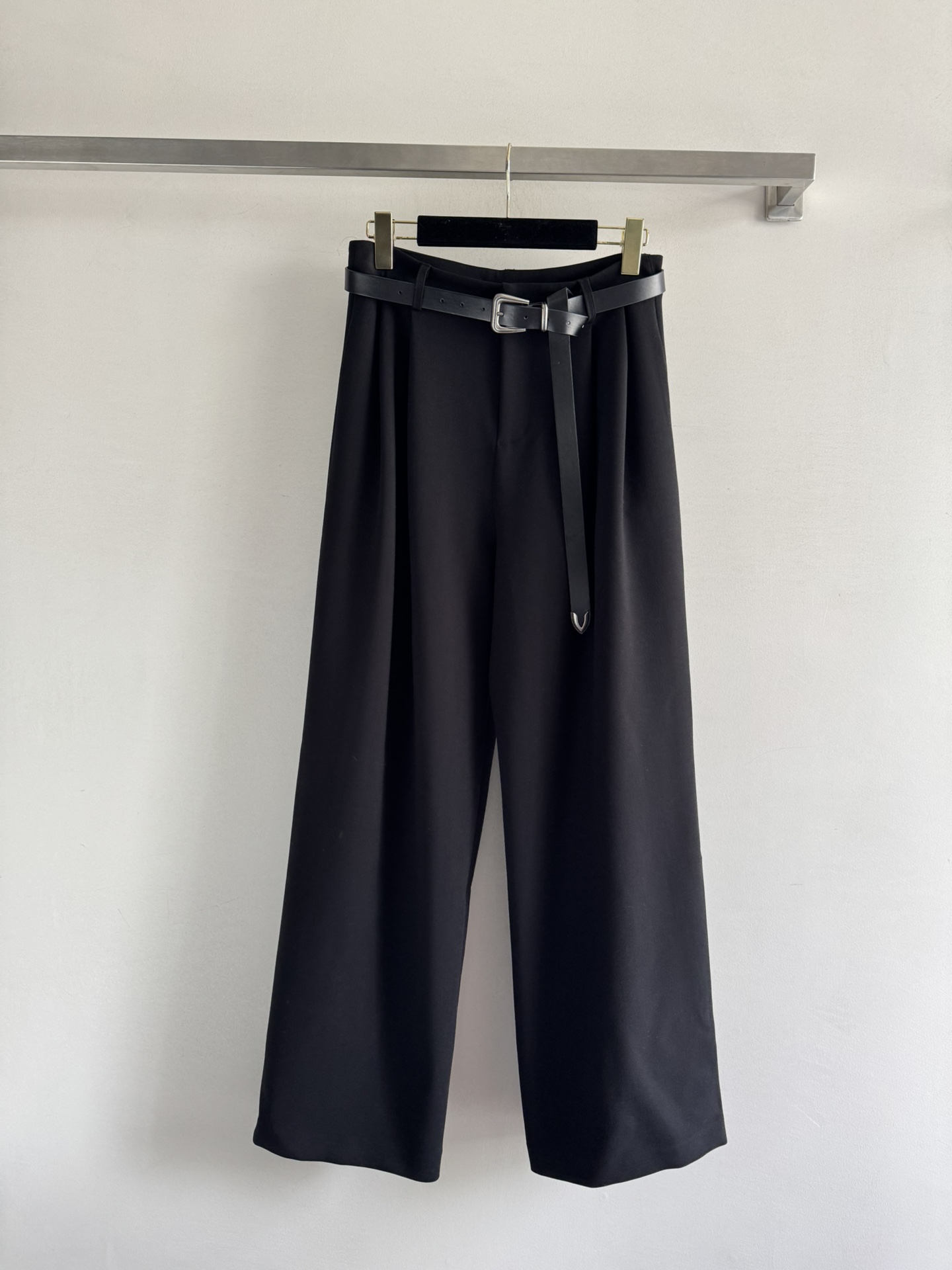 NO:560565,BC*25 new fall and winter pleated straight pants, casual straight pants, super slimming upper body, minimalist fashion must-have, three-dimensional tailoring, with heavy belt decoration, handsome and high-end. The imported wool blended fabric makes the pants drapey yet stiff, casual yet clean, perfectly modifying the leg shape!  The shape is slimming and perfect!  2 colors SML-,,alexander wang19860909BC*25秋冬新款褶皱直筒裤休闲直筒裤 上身超显瘦 极简主义时髦精必入 立体剪裁 搭配重工腰带装饰 帅气又高级 进口羊毛混纺面料让裤子具有垂感又不失挺括感,随性中又透着一股干净利落,完美修饰腿型！版型显瘦绝绝子！2色SML-,,alexander wang,Women's clothing